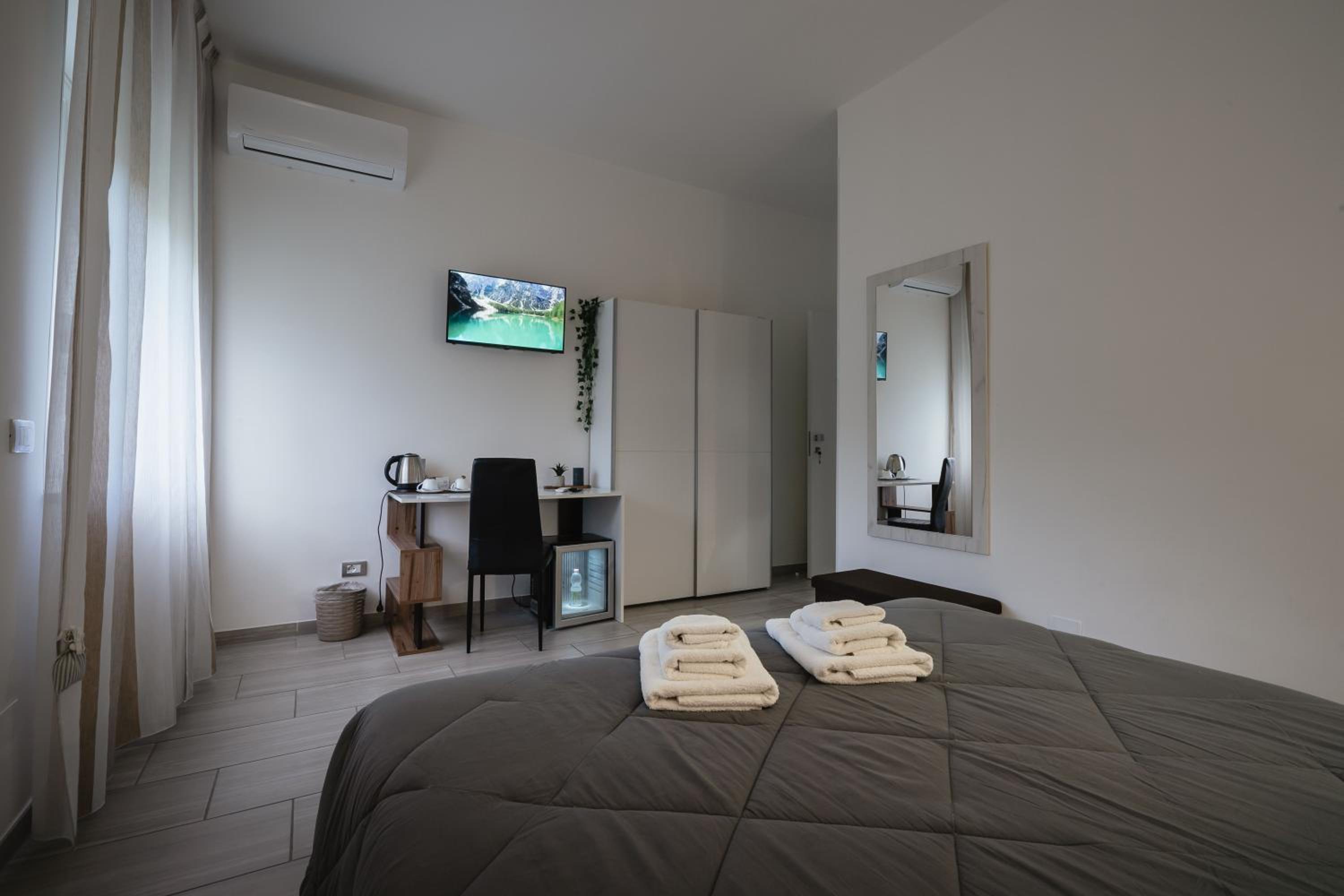 Double Room with Private Bathroom - Photo 13
