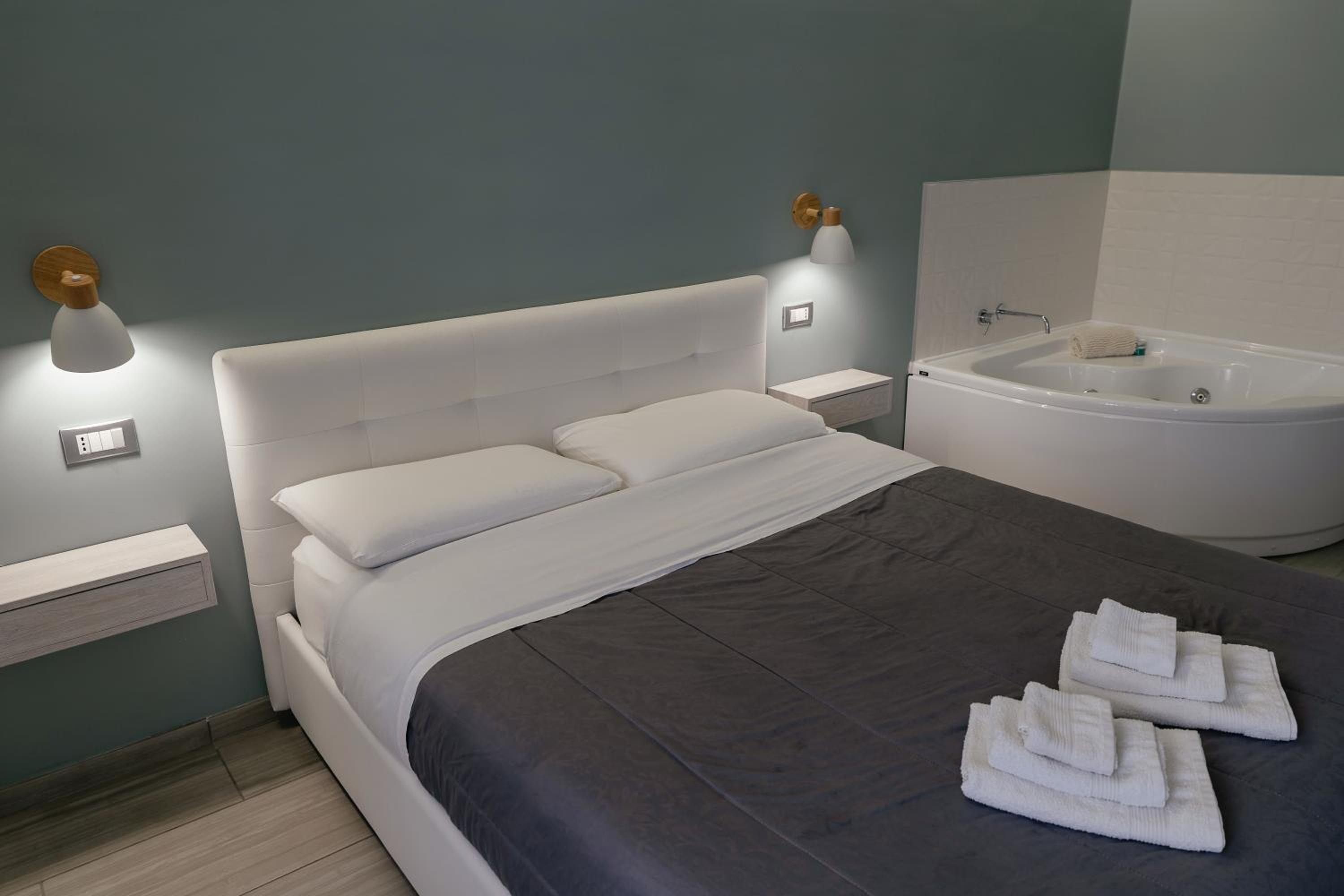 Double Room with Spa Bath - Photo 23