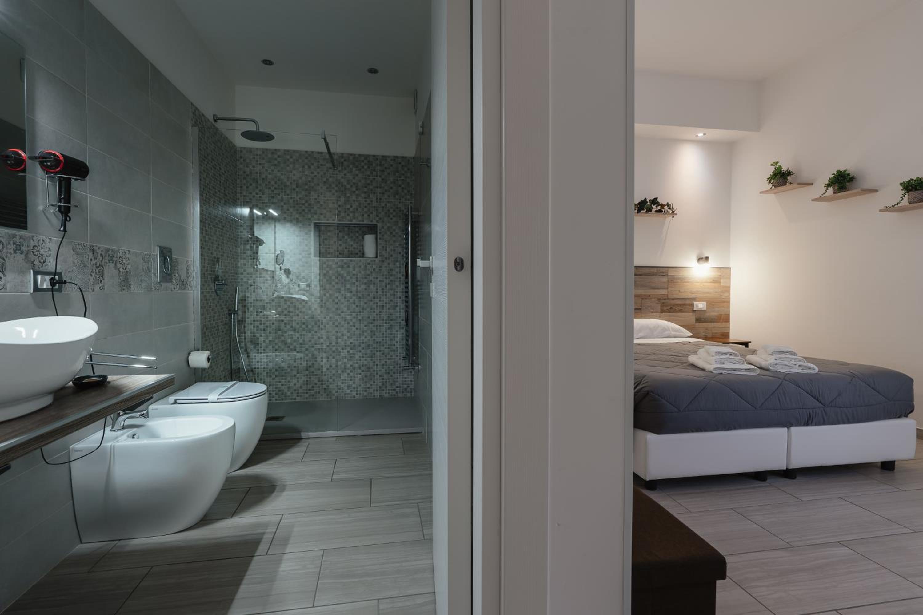 Double Room with Private Bathroom - Photo 15