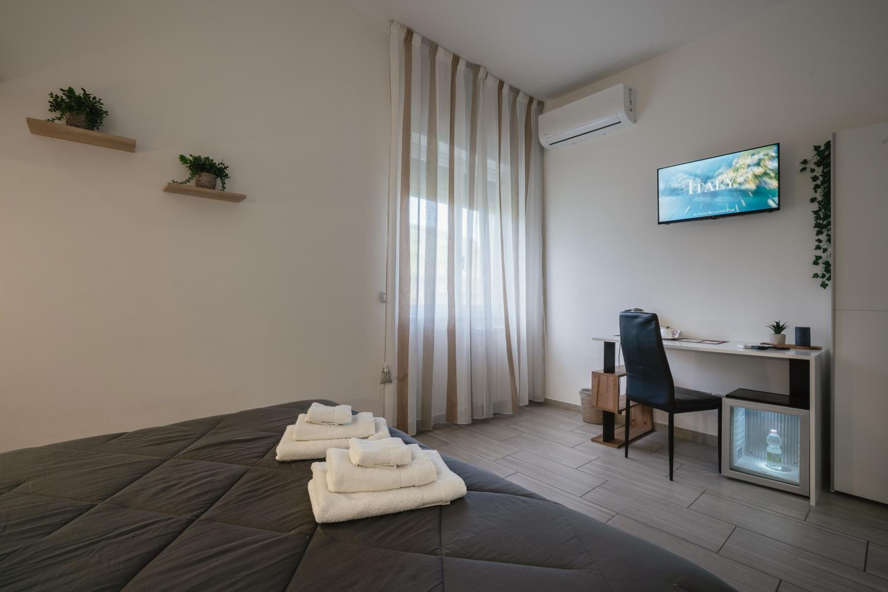 Double Room with Private Bathroom - Photo 12