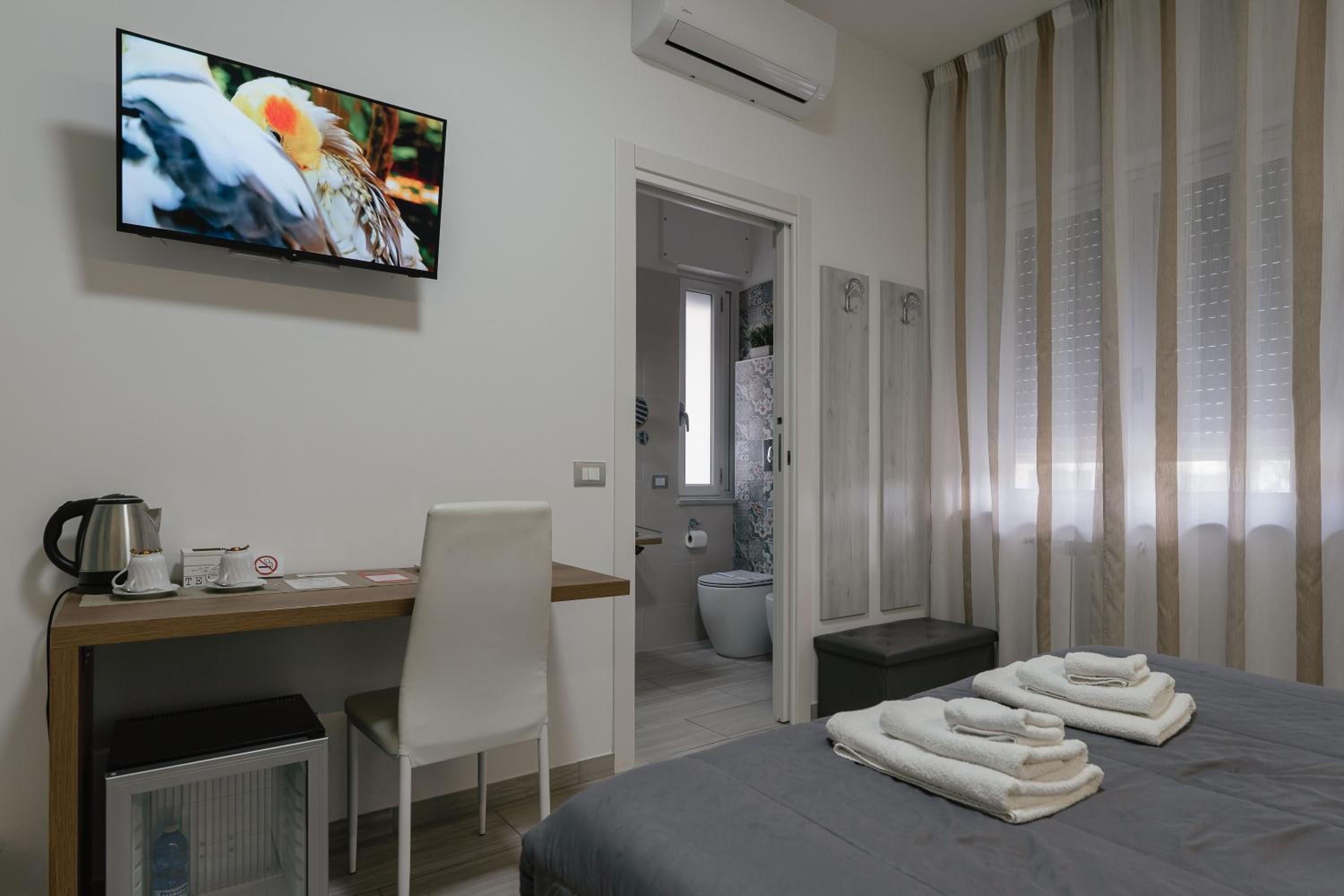 Double Room with Spa Bath - Photo 2