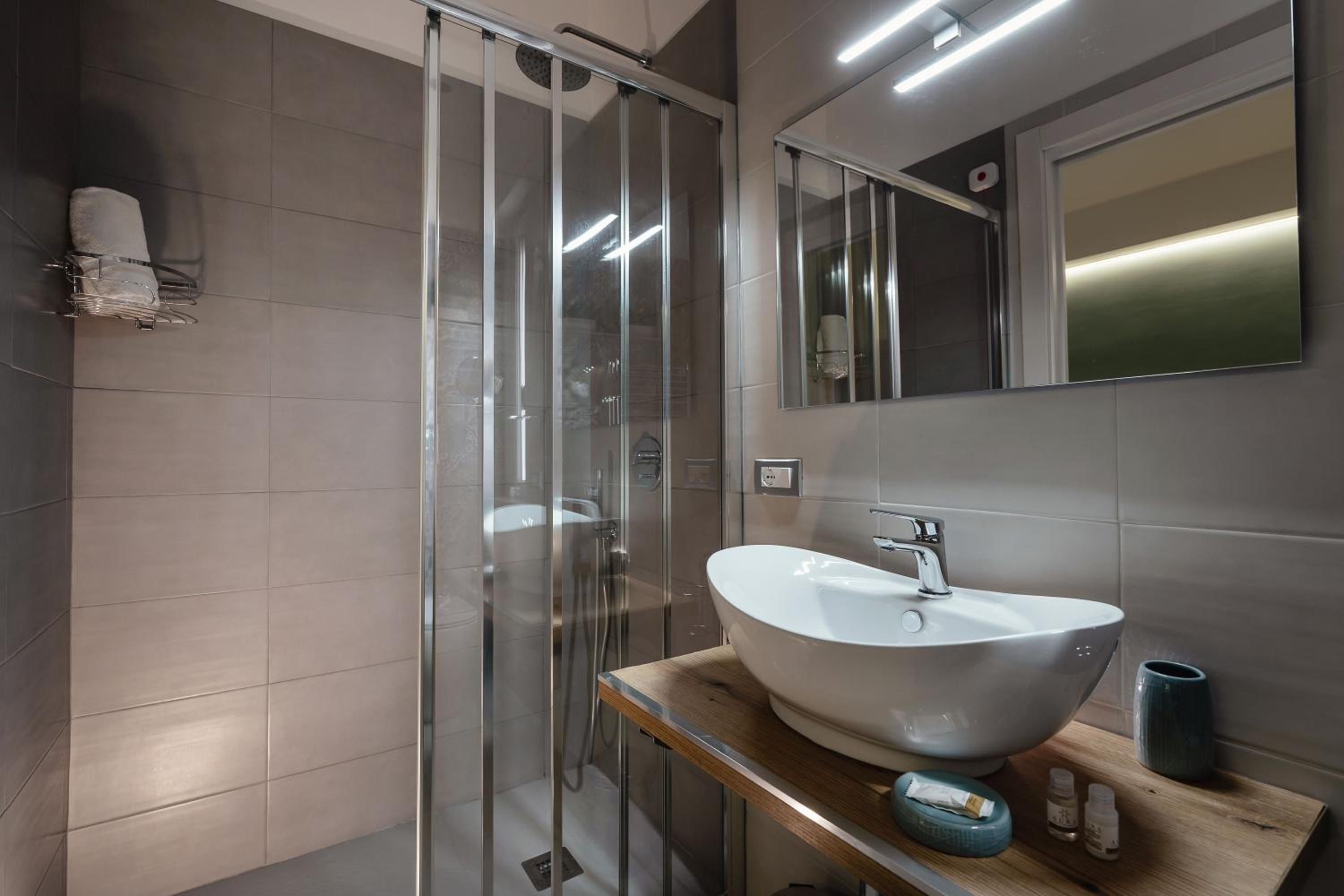 Double Room with Spa Bath - Photo 22