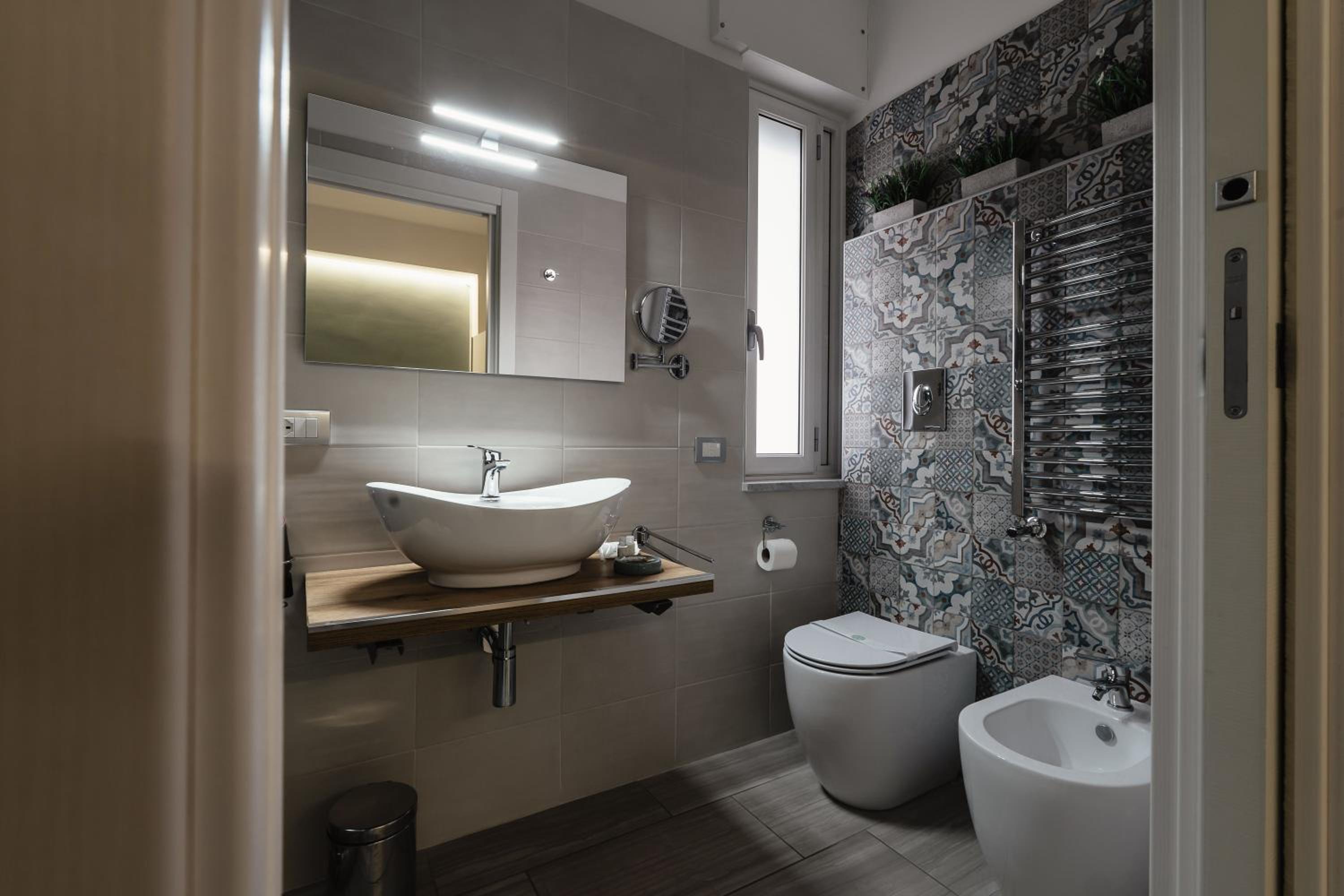 Double Room with Spa Bath - Photo 21