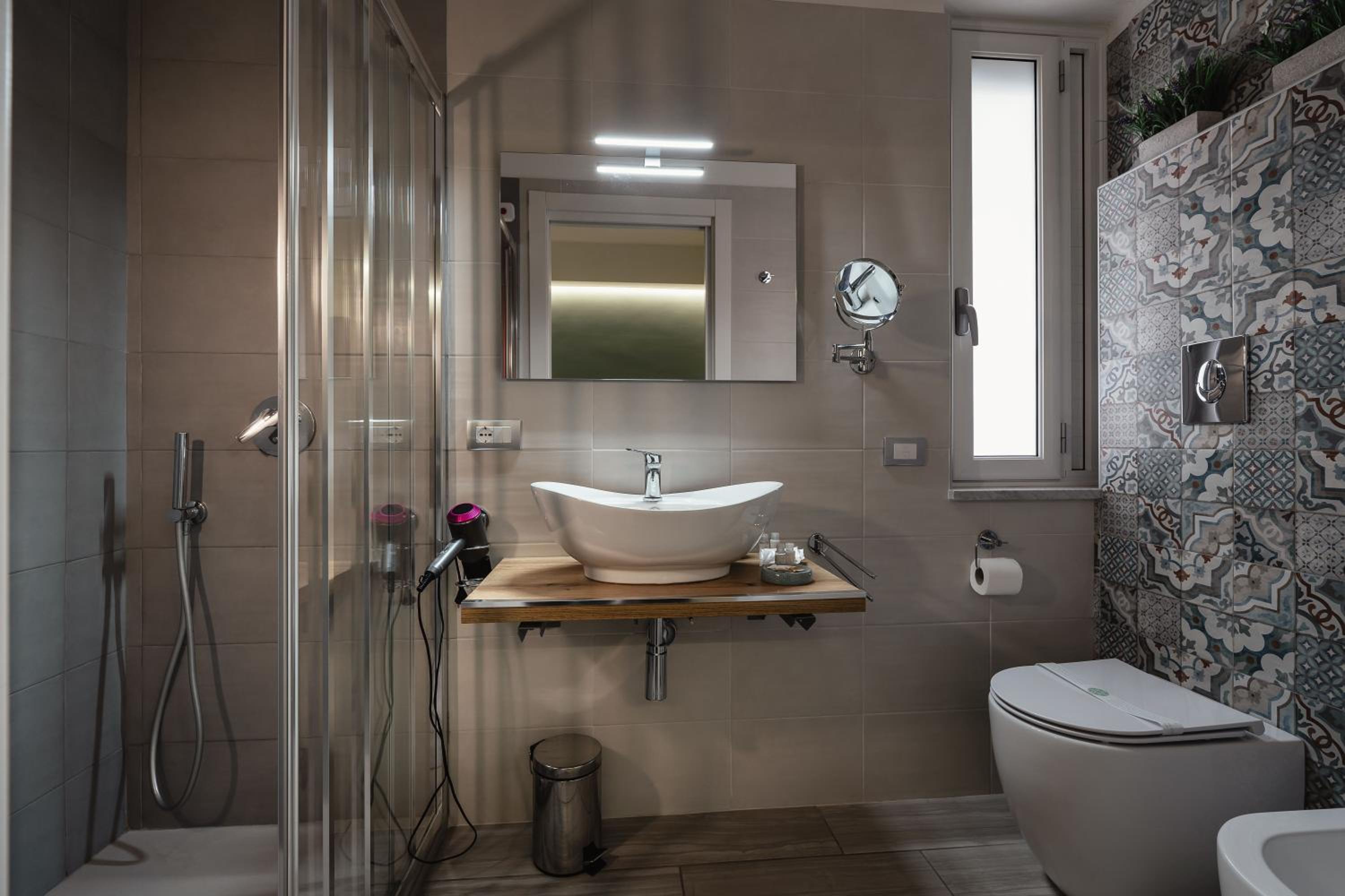 Double Room with Spa Bath - Photo 20