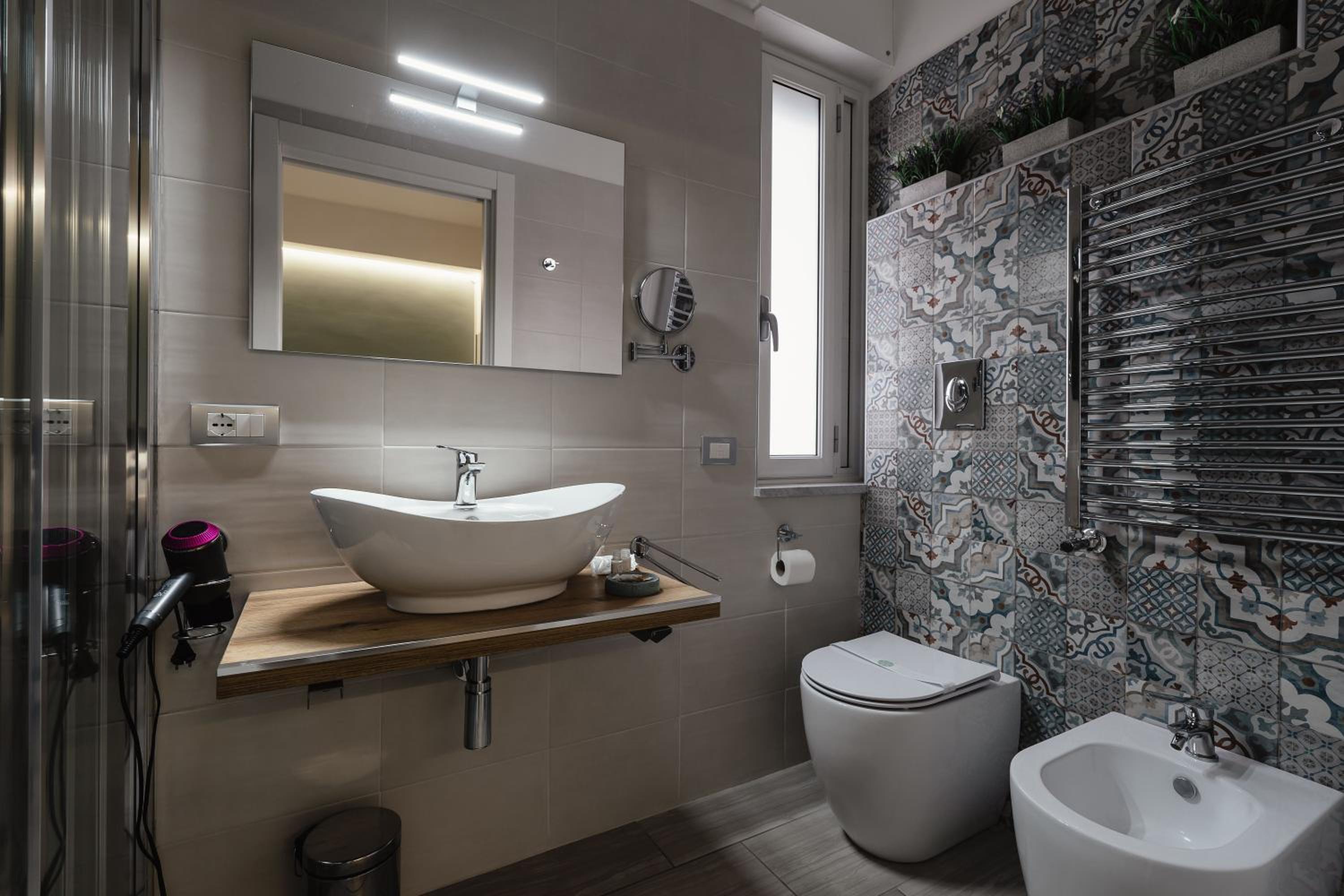 Double Room with Spa Bath - Photo 17