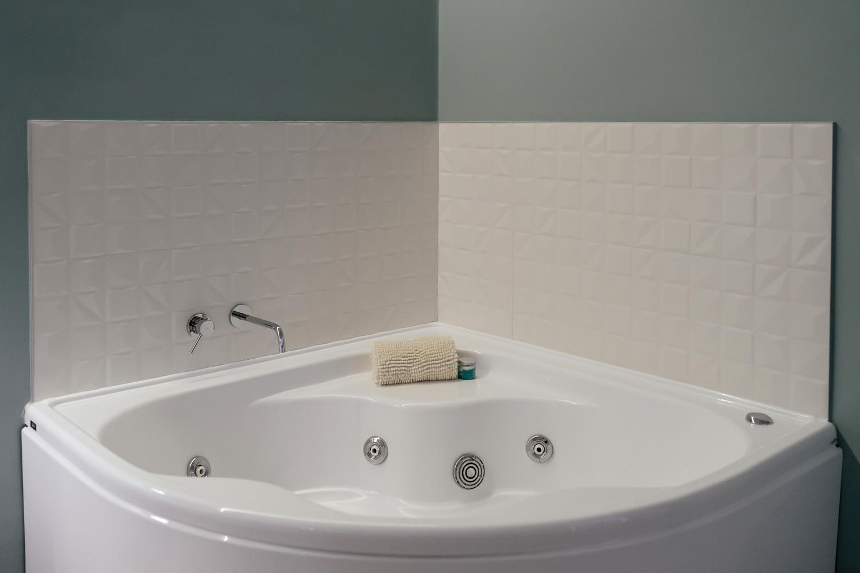 Double Room with Spa Bath - Photo 15