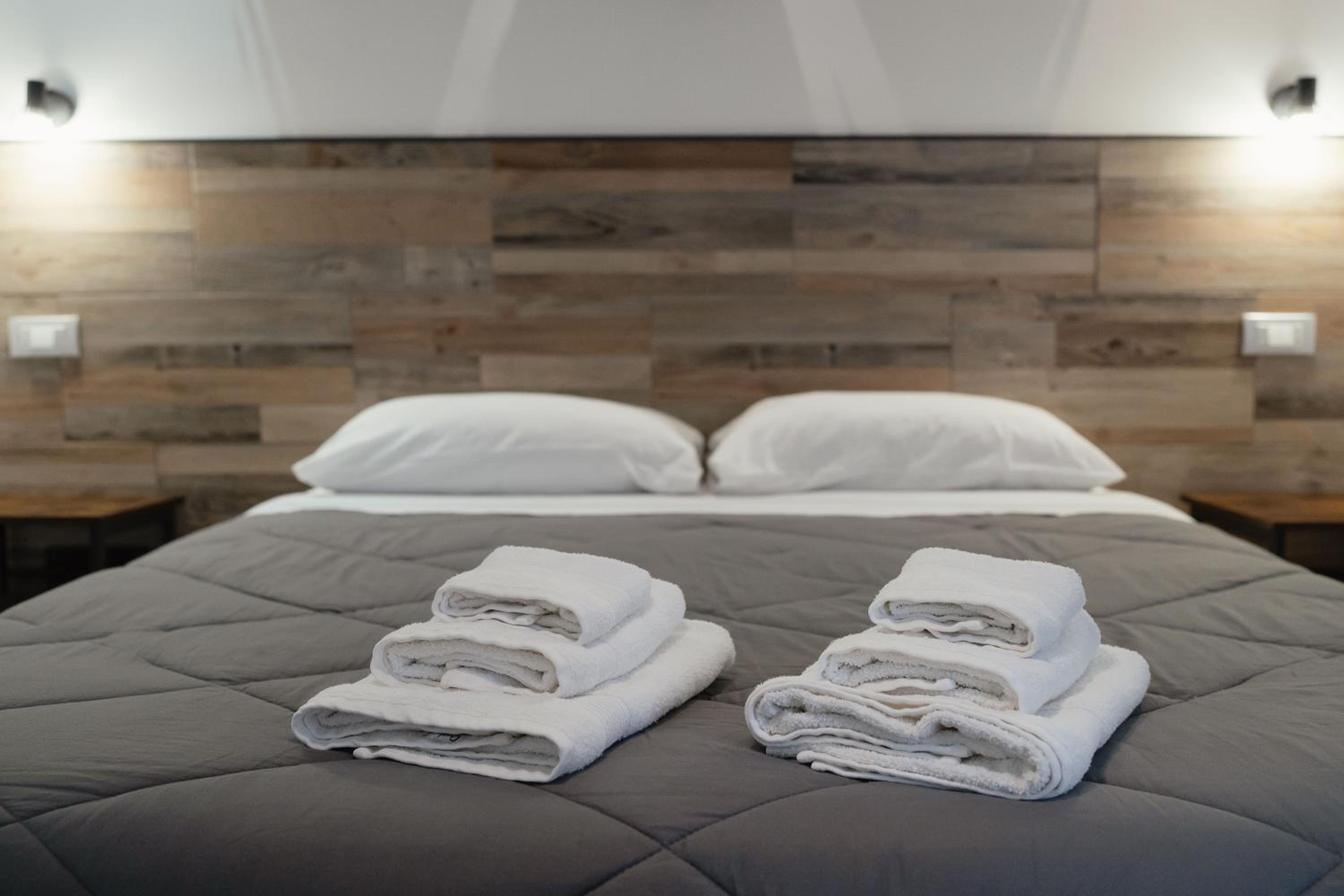 Double Room with Private Bathroom - Photo 18