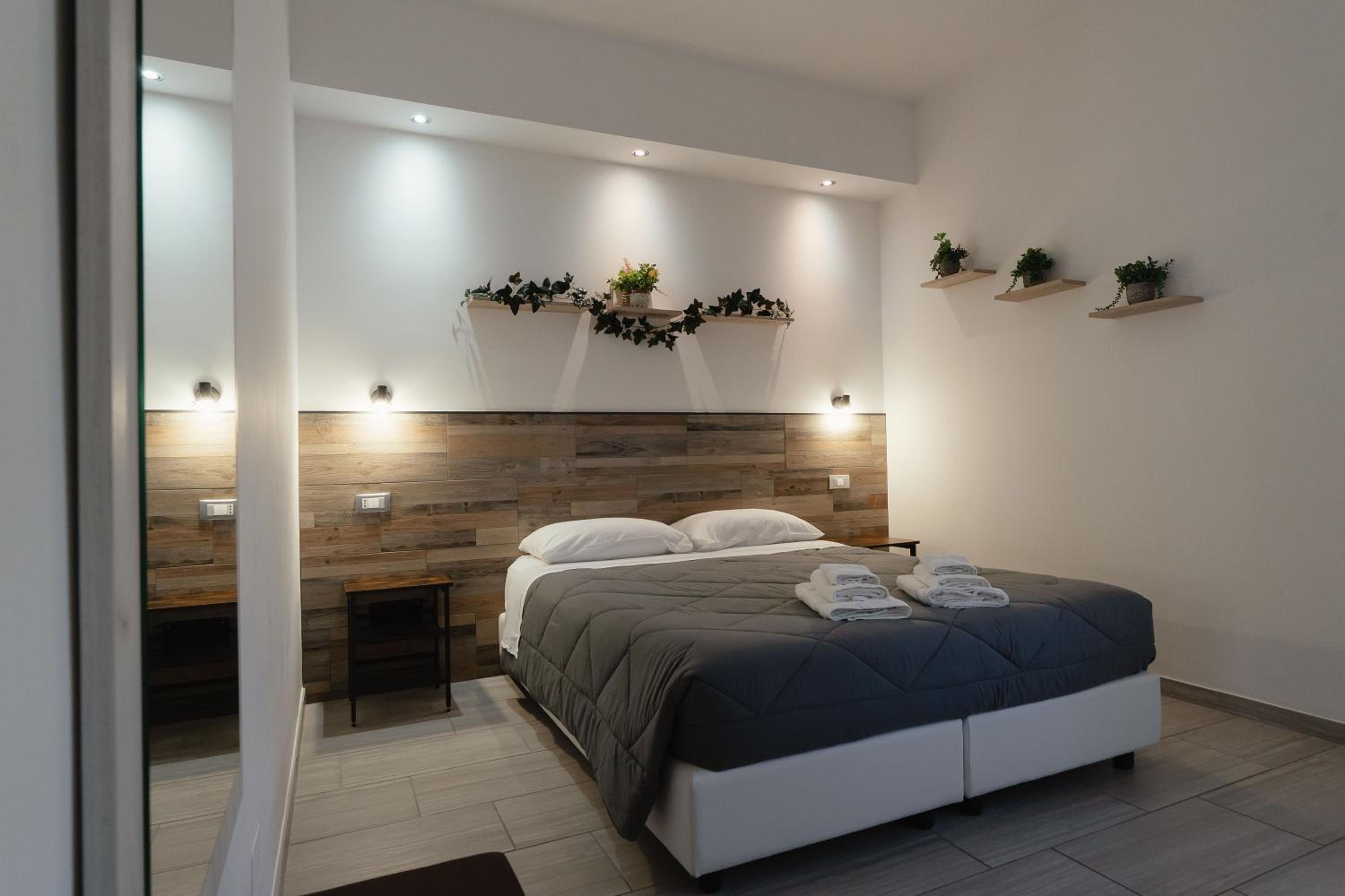 Double Room with Private Bathroom - Photo 23