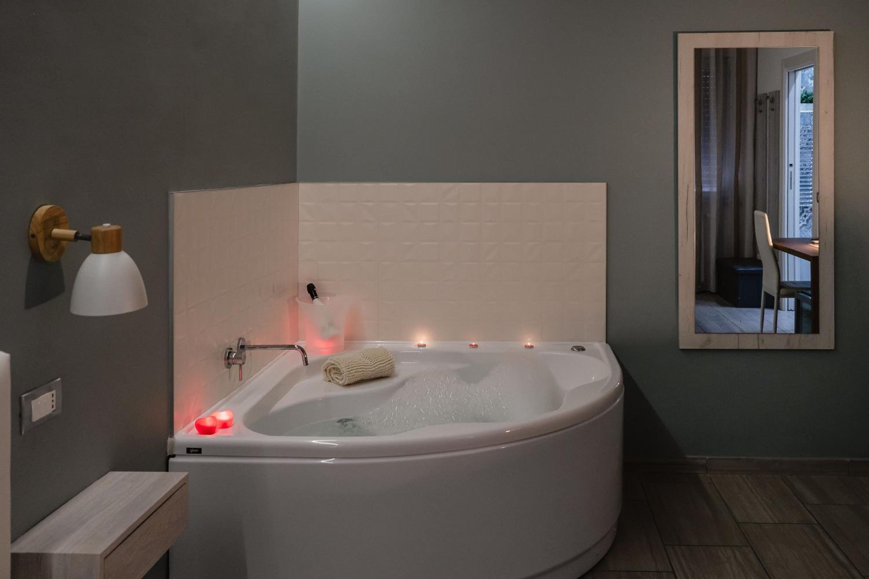 Double Room with Spa Bath - Photo 11