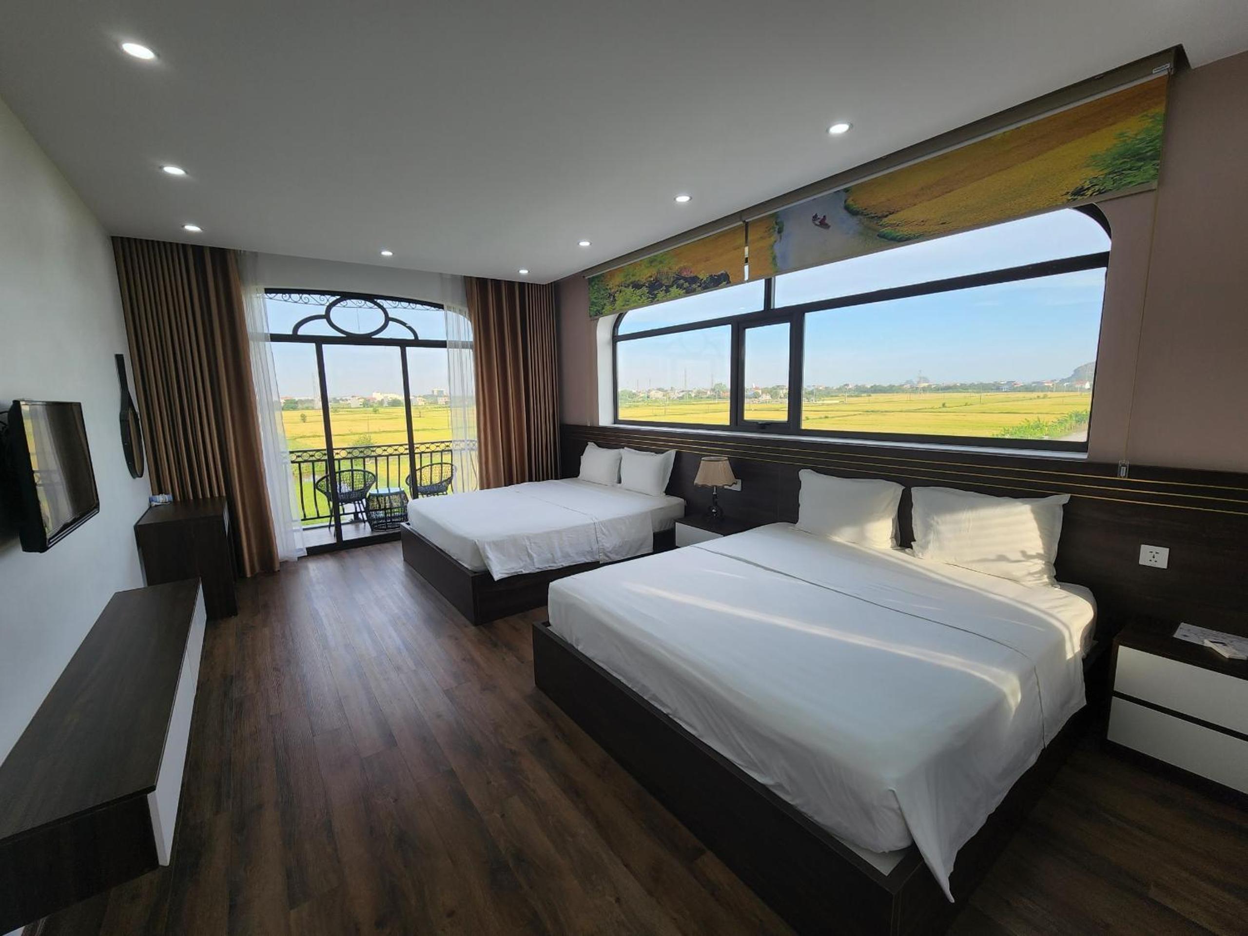 King Room with Balcony - Photo 1