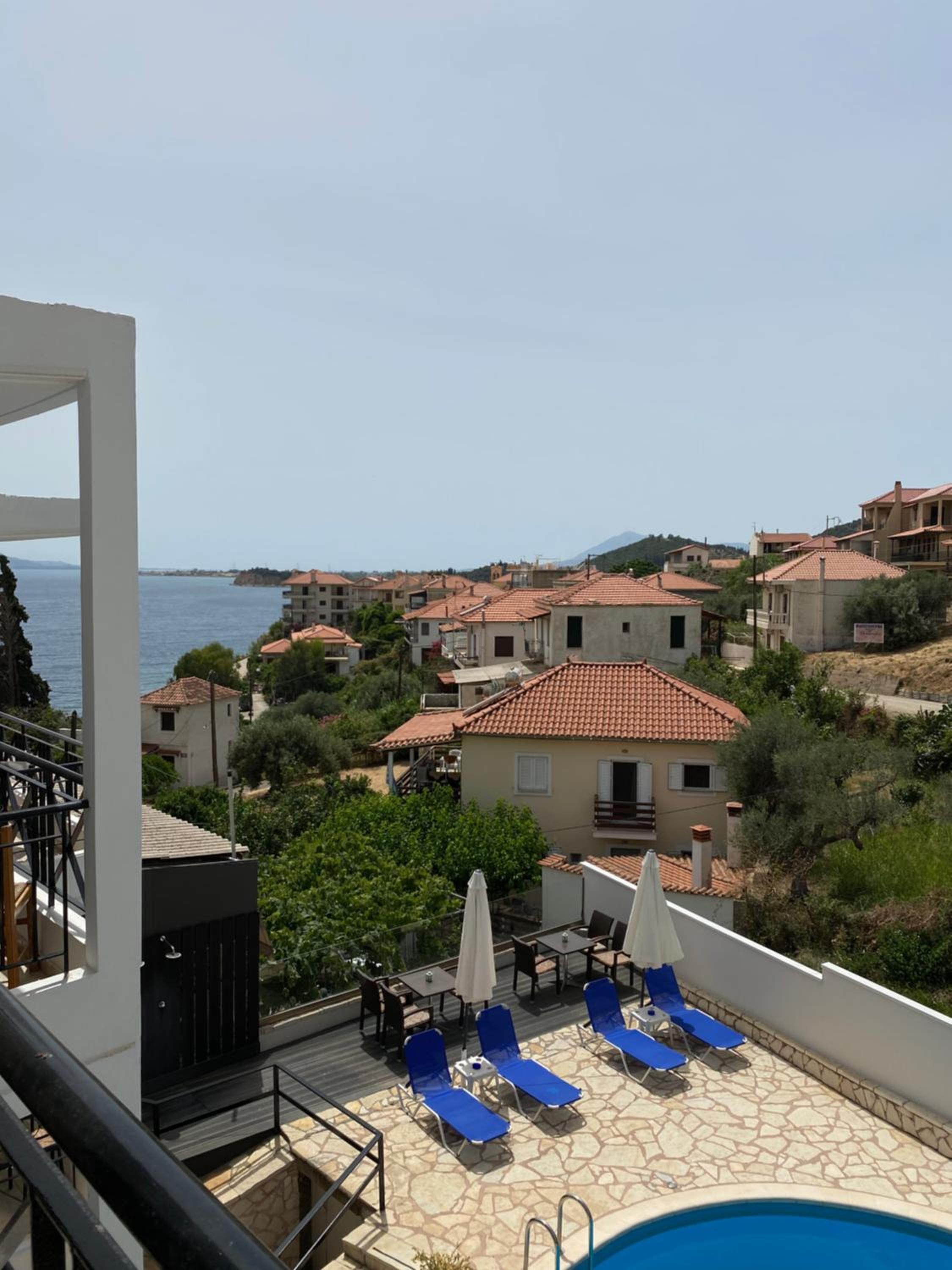 Studio Split Level with Pool View photo 1