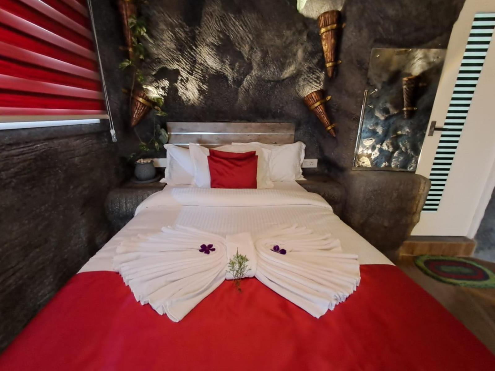 Queen Room with Balcony - Photo 2