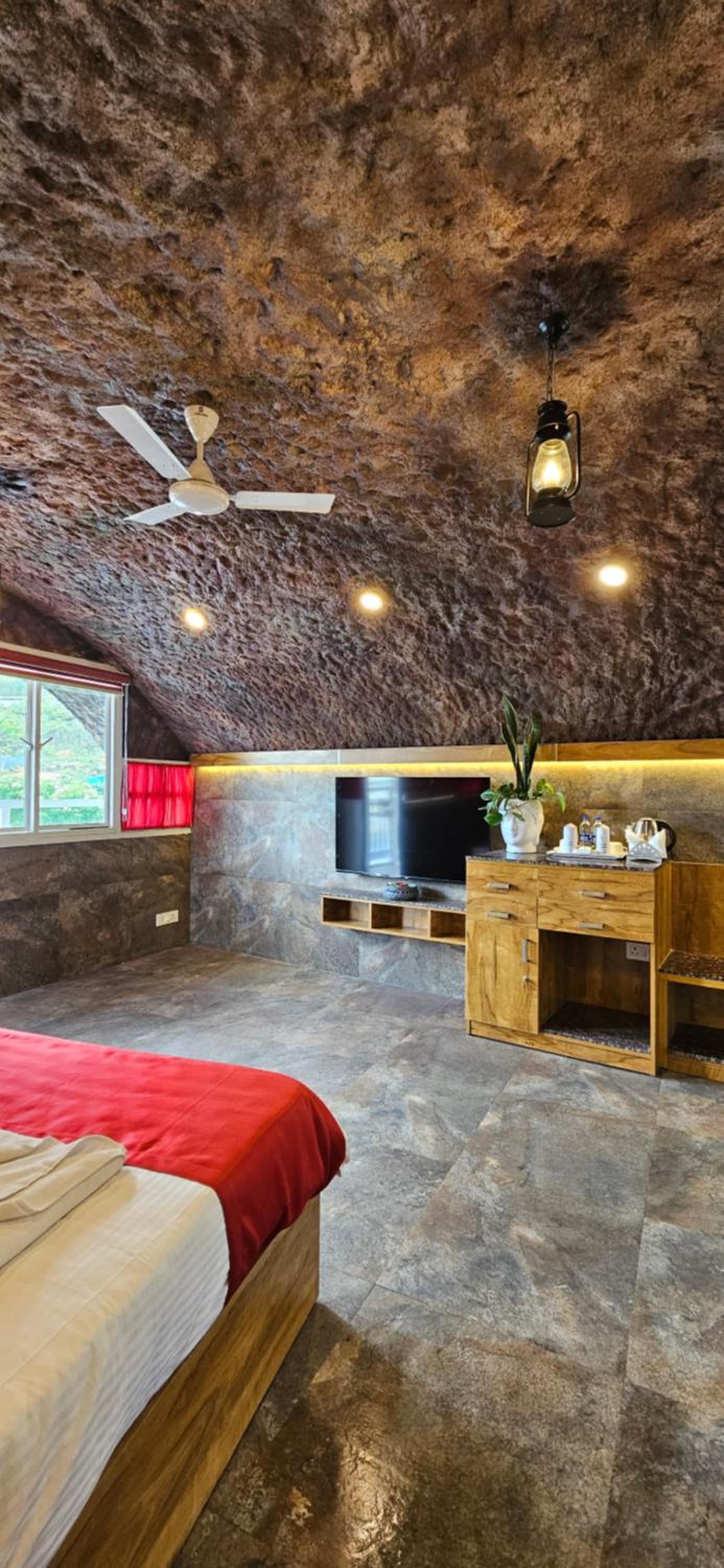 King Room with Balcony - Photo 9