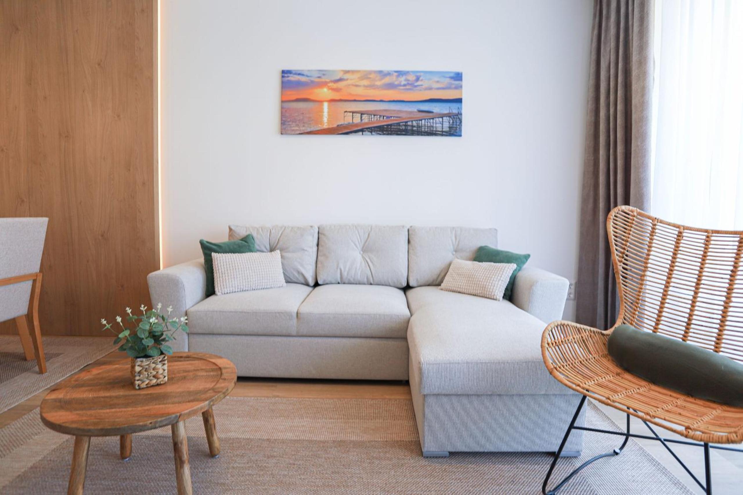 One-Bedroom Apartment with Lake View photo 3