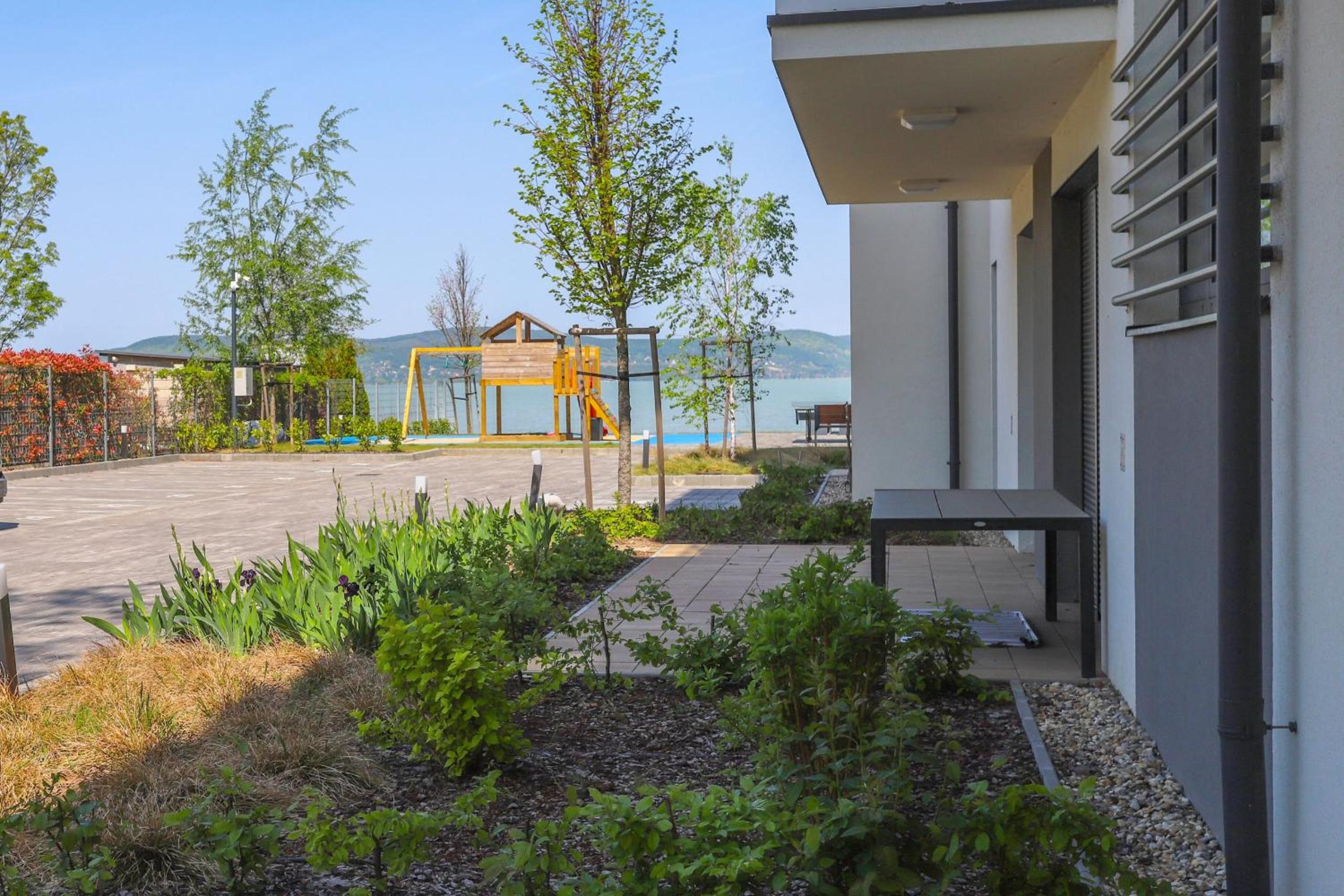 One-Bedroom Apartment with Lake View photo 2