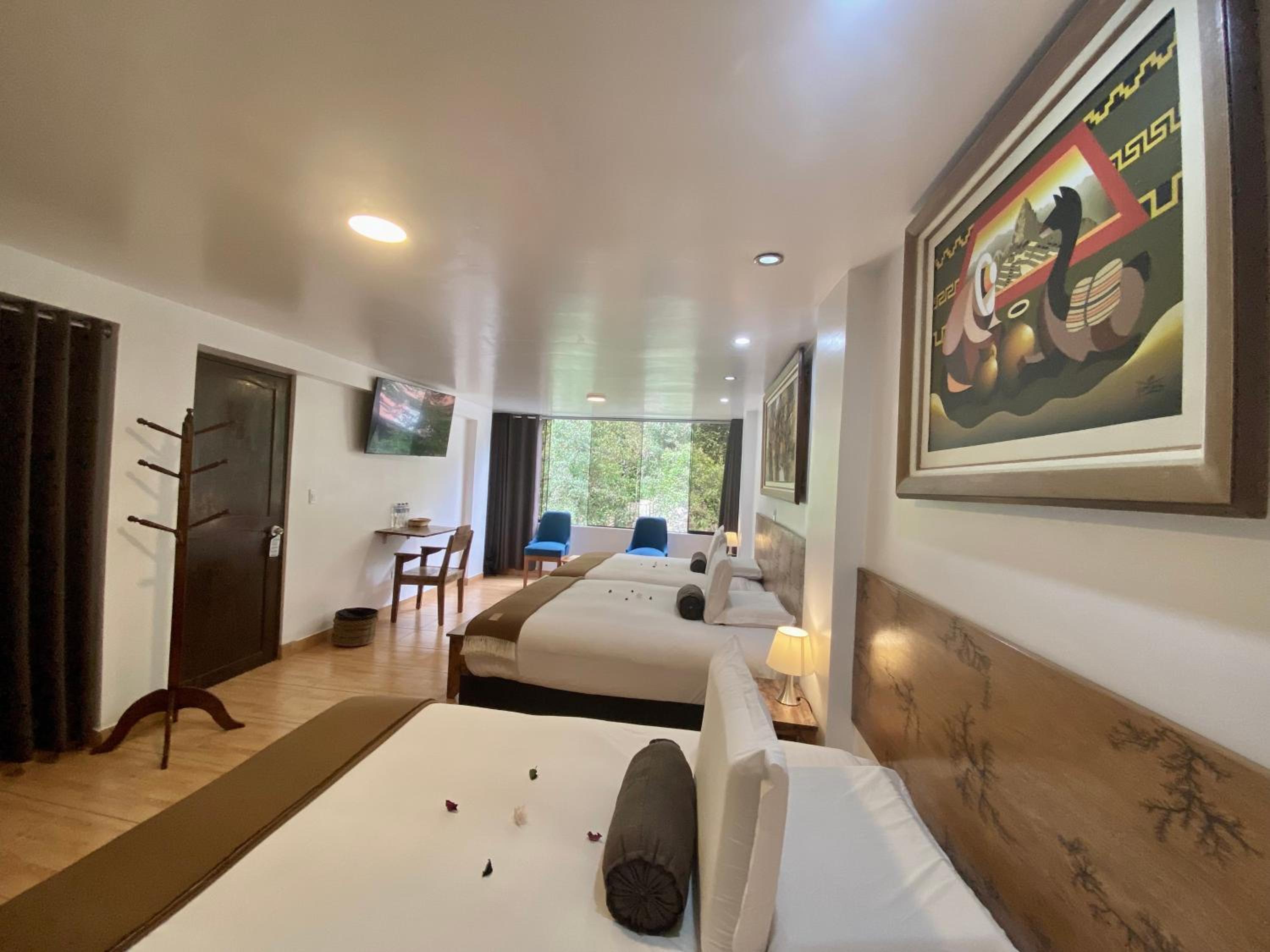 Superior Family Room - Photo 8