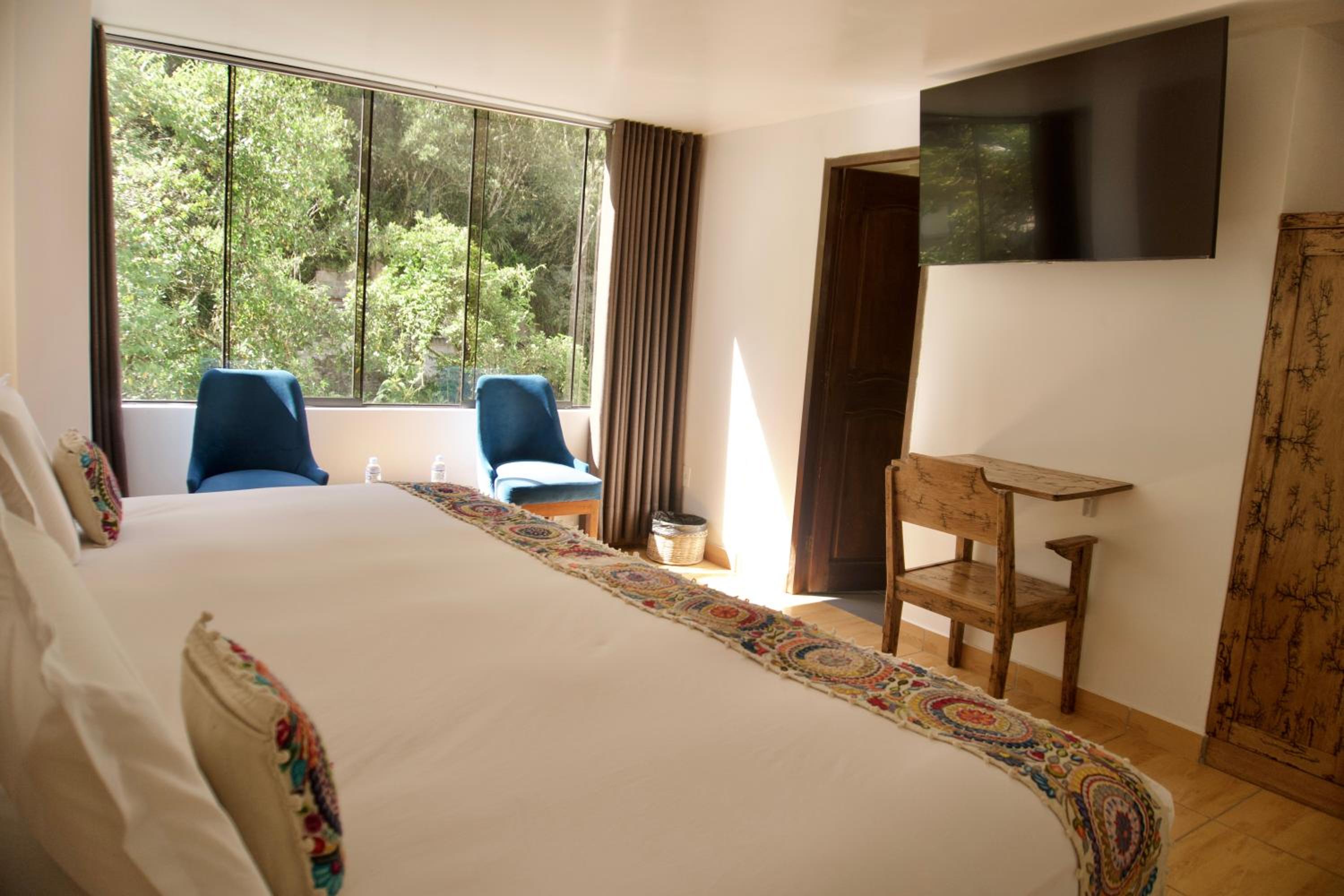 Superior King Room - Photo 11