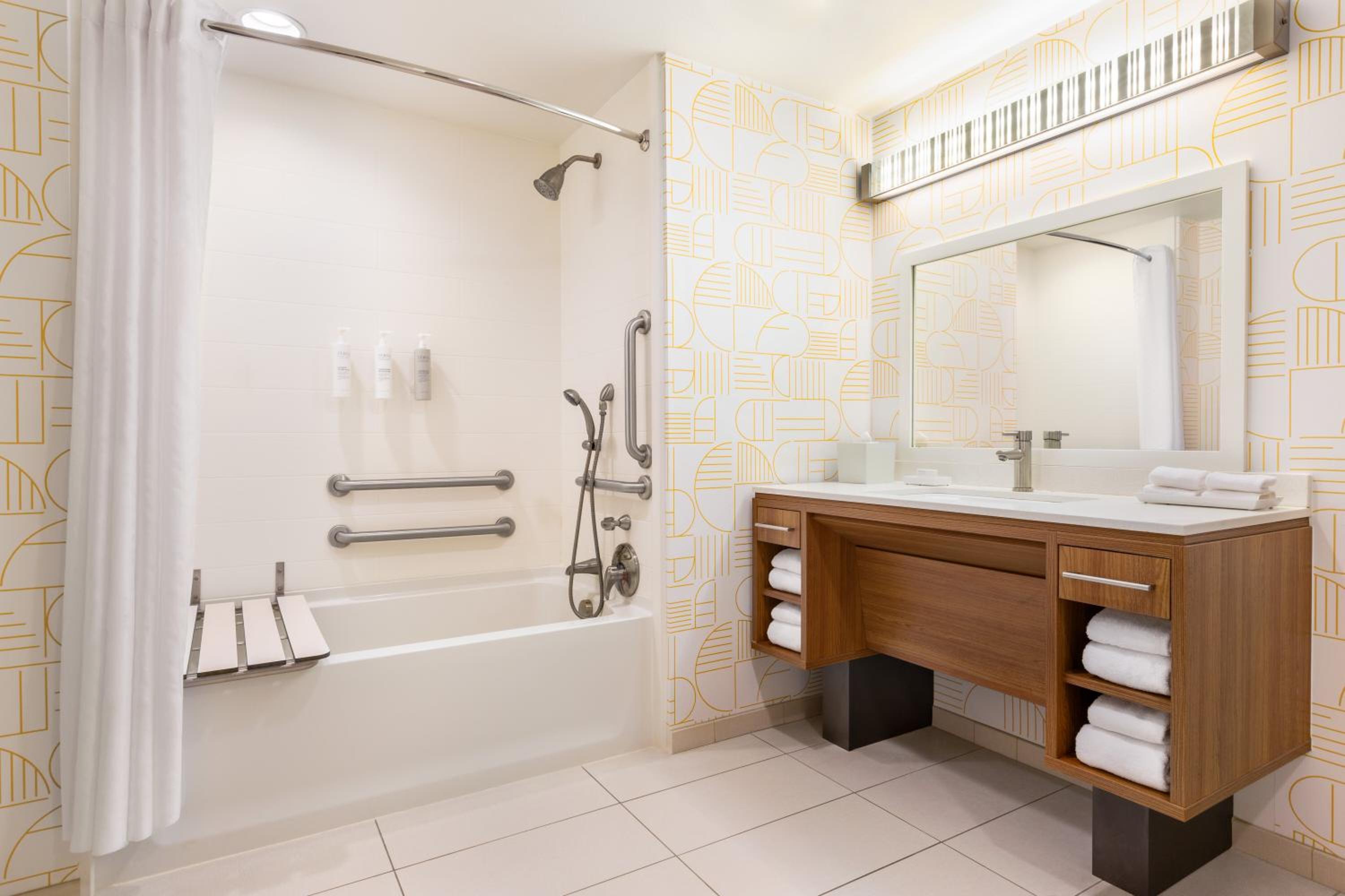 King Suite - Mobility Access/Non-Smoking photo 3