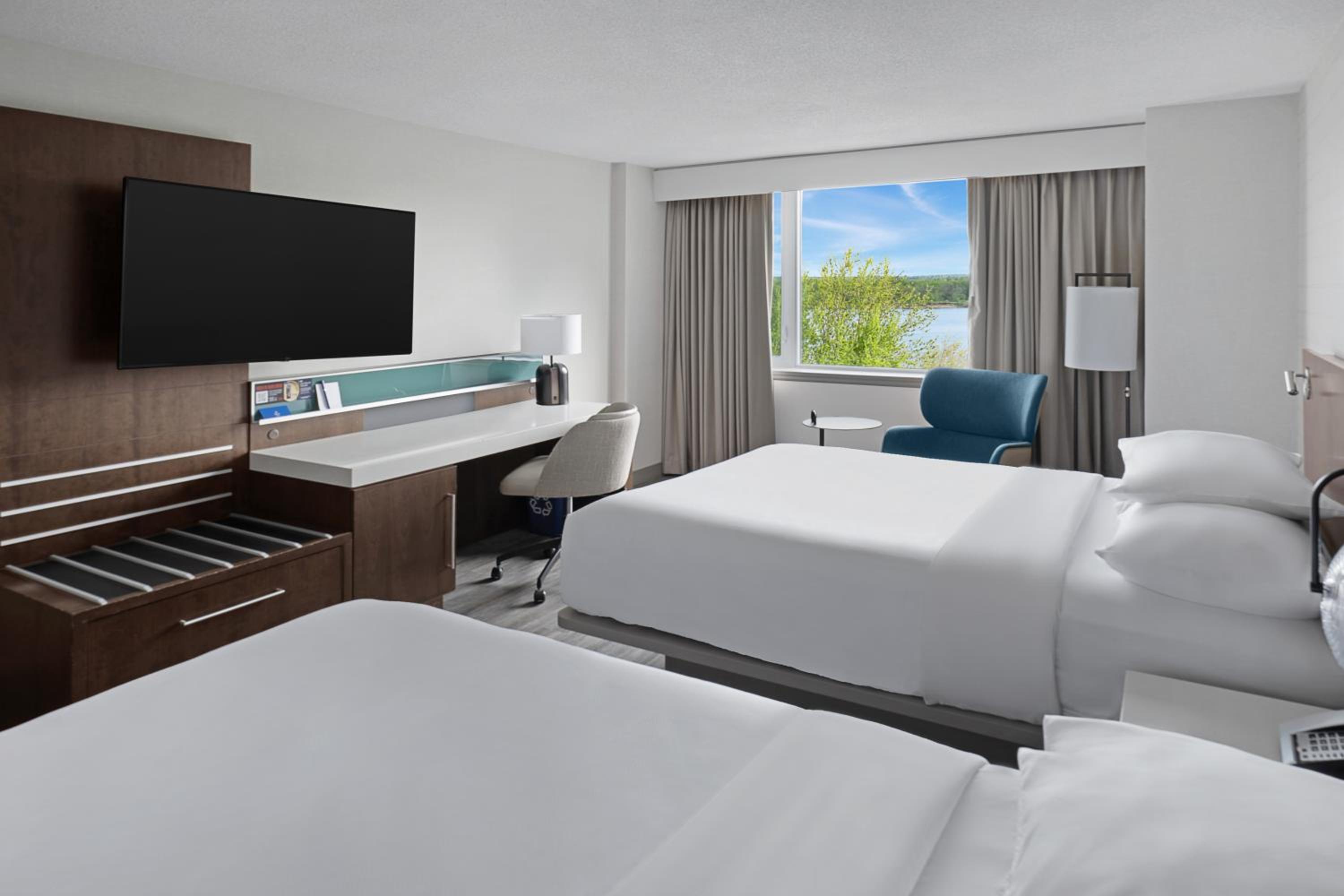 Queen Room with Two Queen Beds - Photo 6