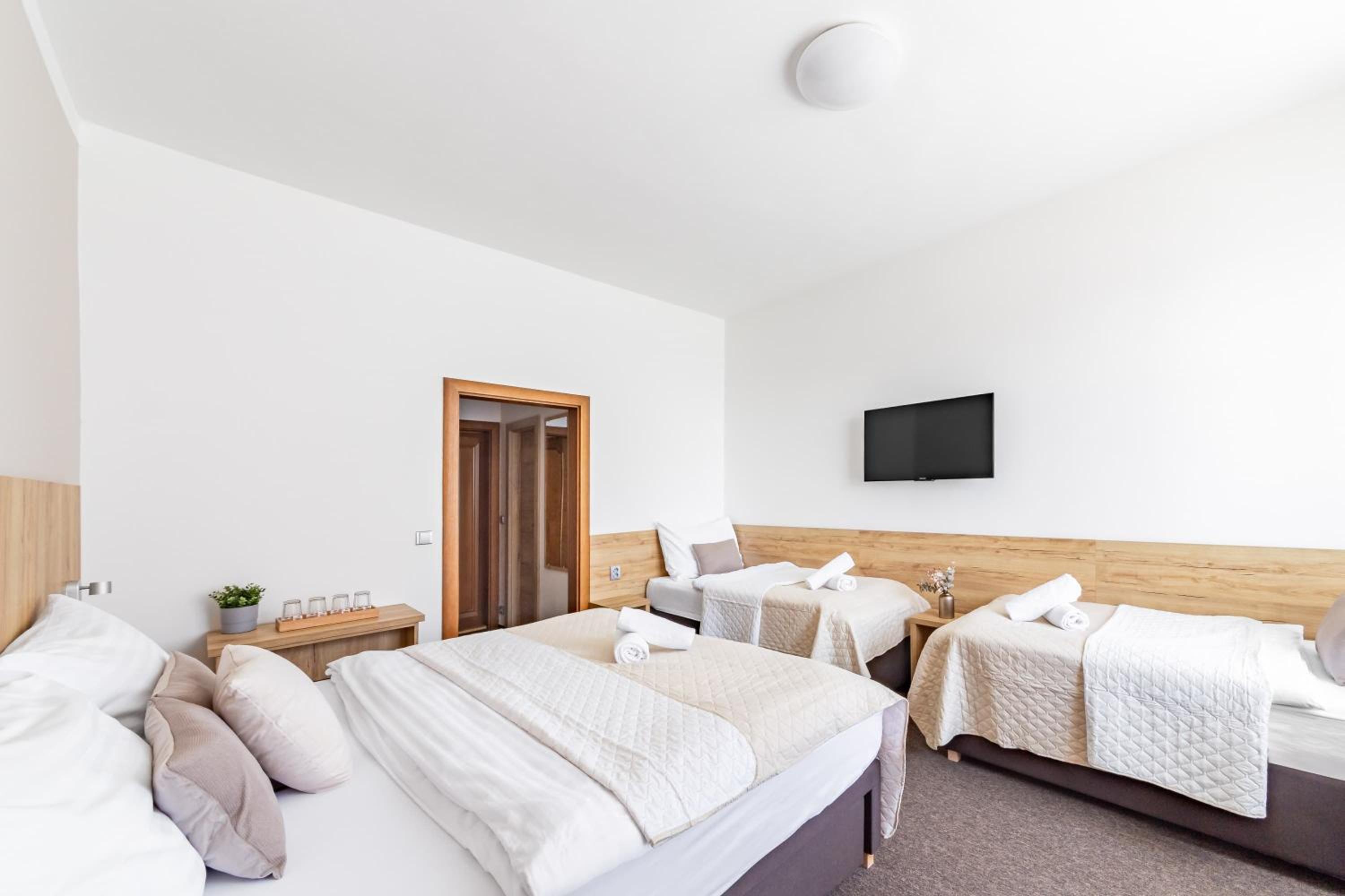 Quadruple Room with Private Bathroom photo 1