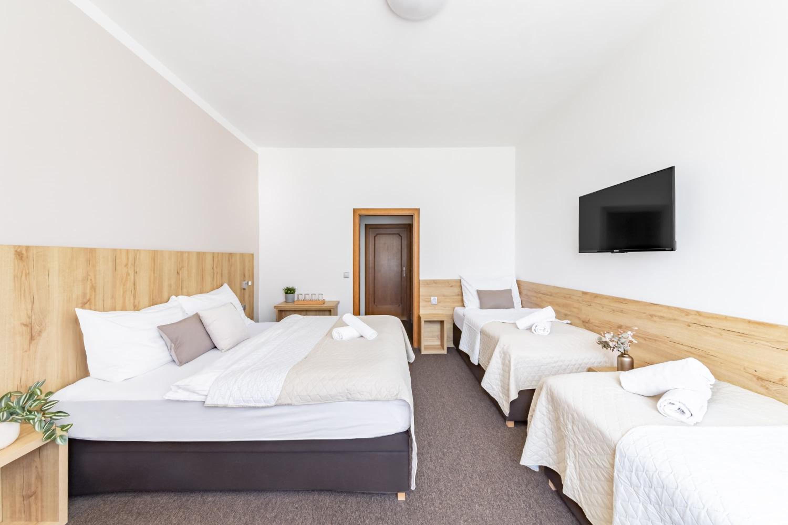Quadruple Room with Private Bathroom photo 2