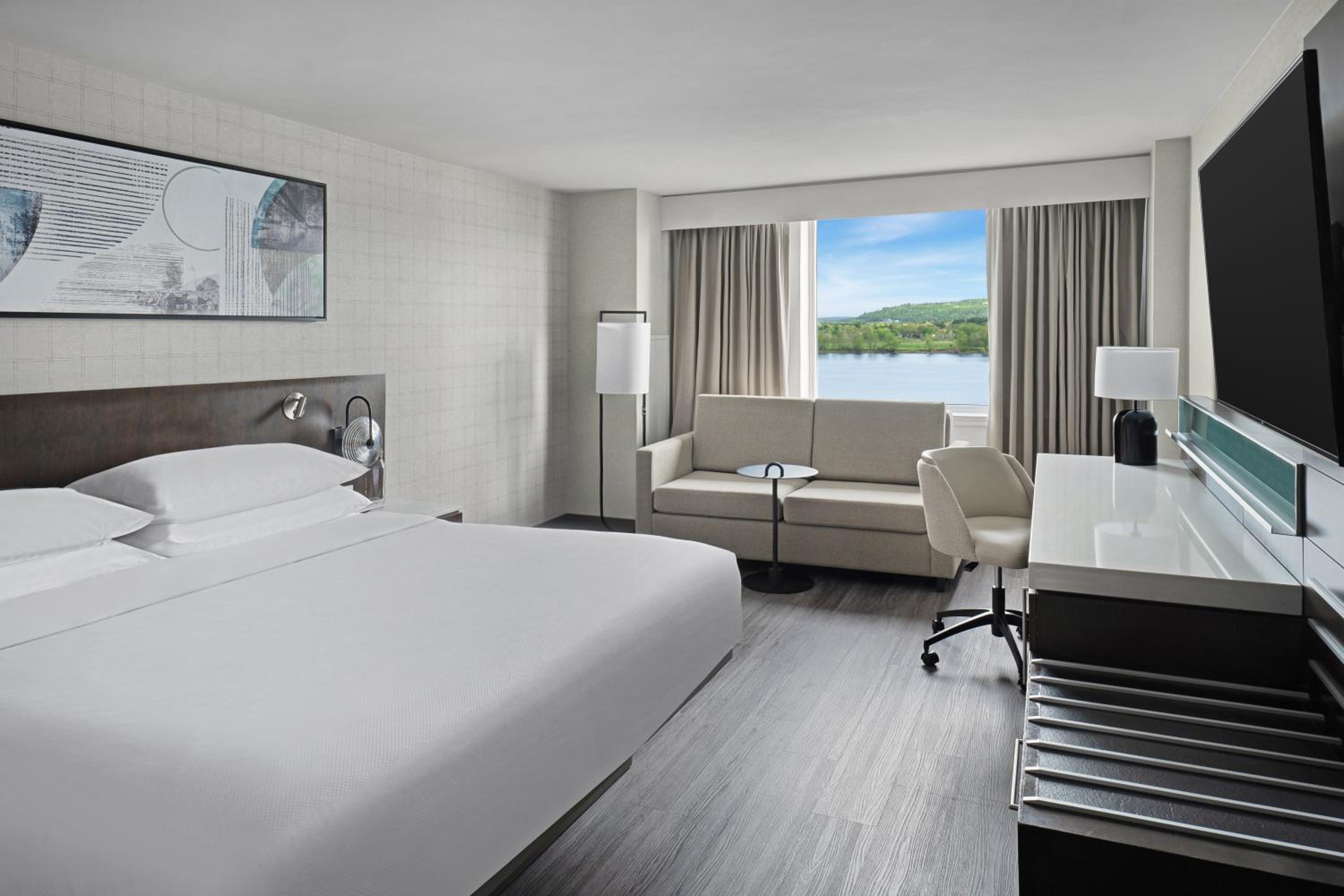 Deluxe King Room with Water View - Photo 1