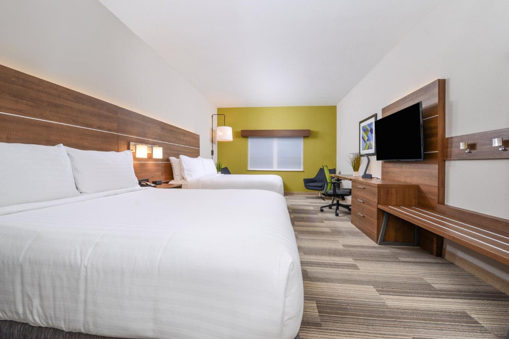 Standard Queen Room with Two Queen Beds and Mobility Accessible Tub