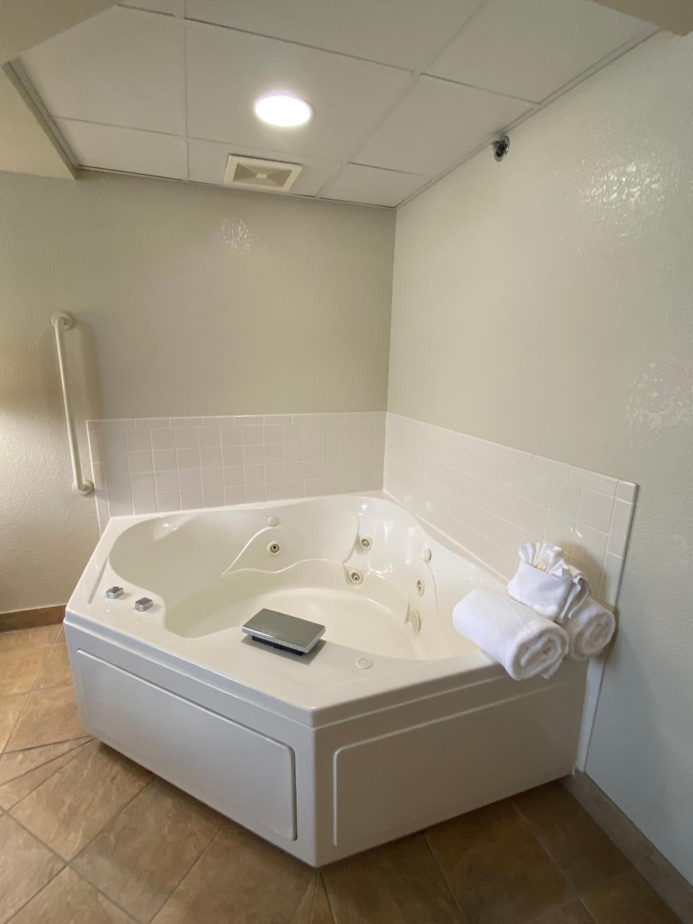 King Suite with Whirlpool photo 3