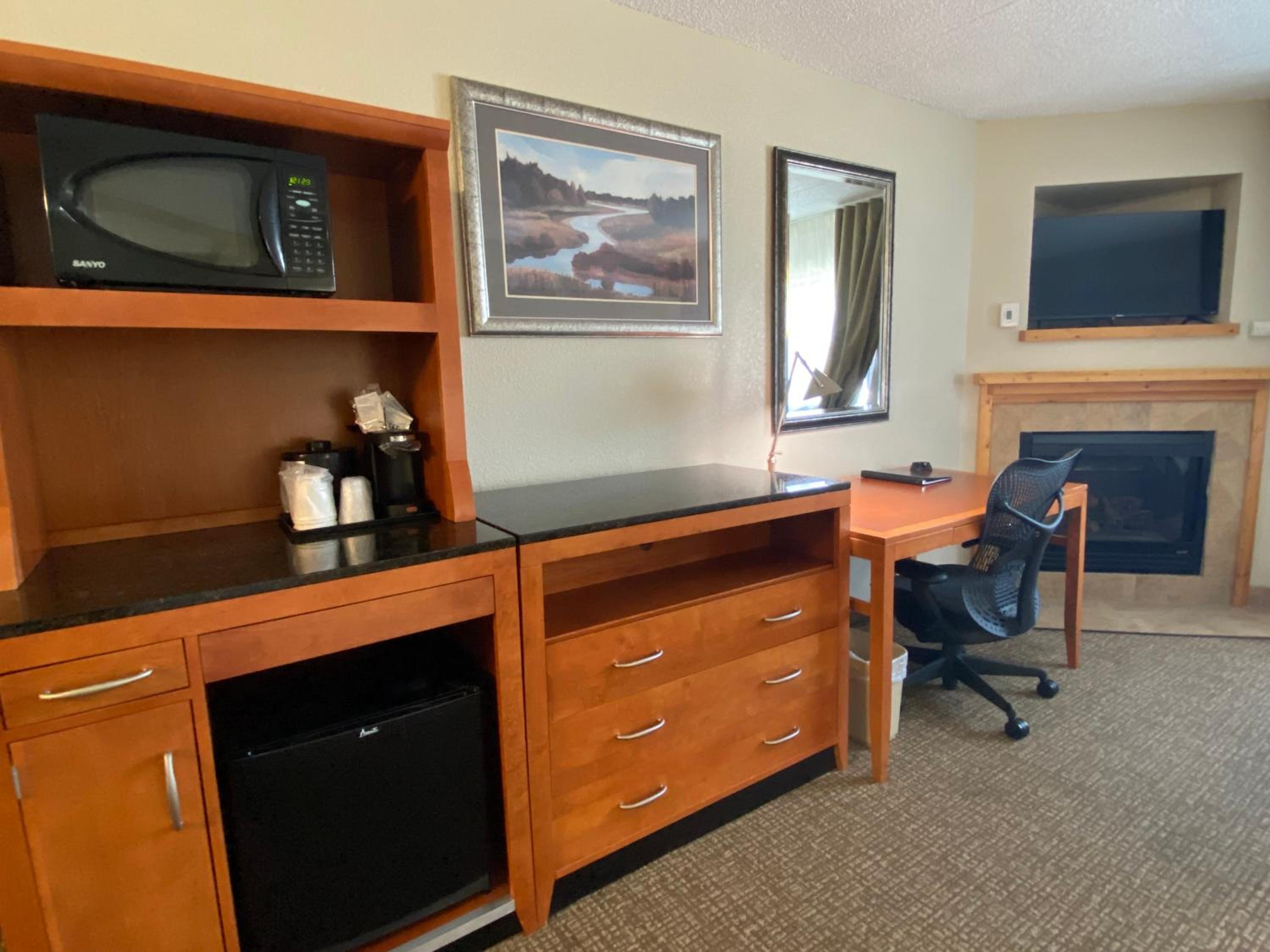 King Suite with Spa Bath and Fireplace photo 1
