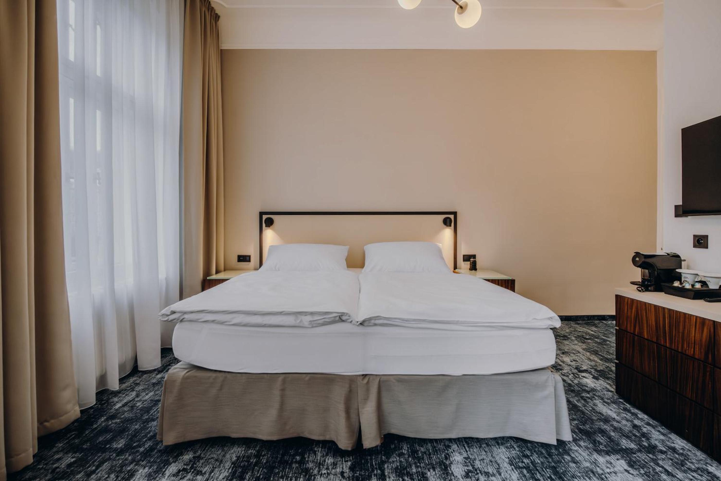 Deluxe Double Room with View - Photo 8