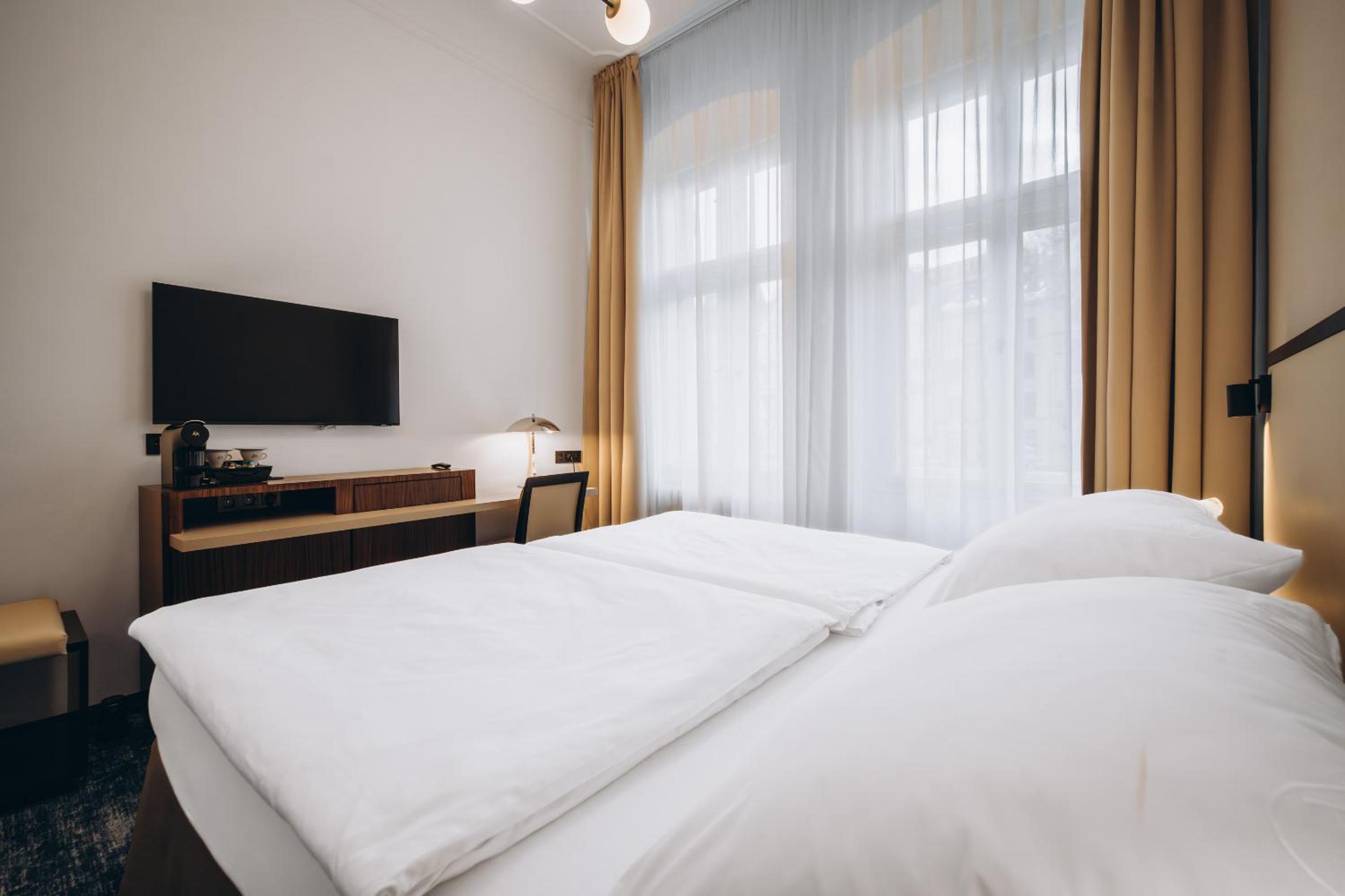 Deluxe Double Room - Photo 10