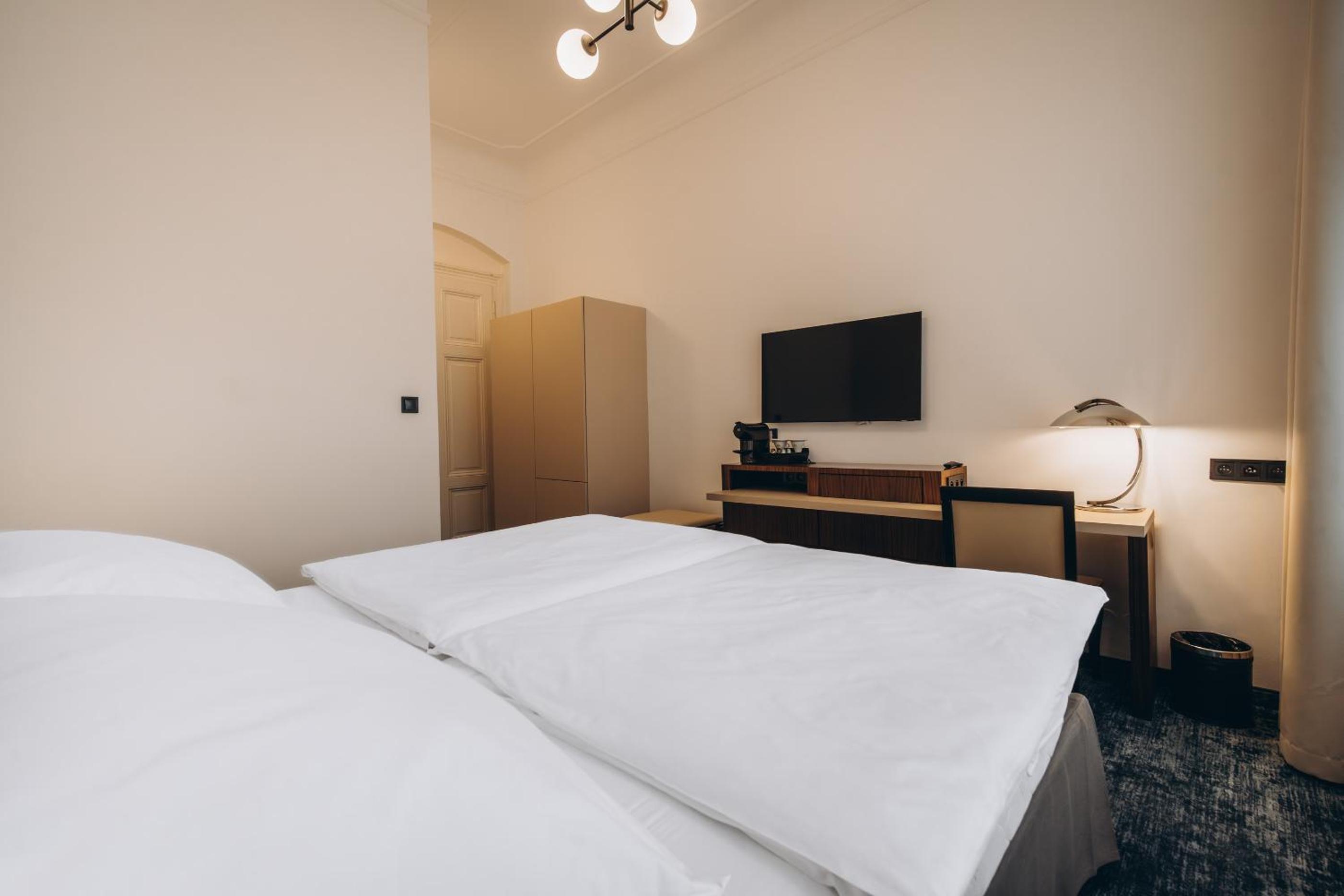 Deluxe Double Room - Photo 11