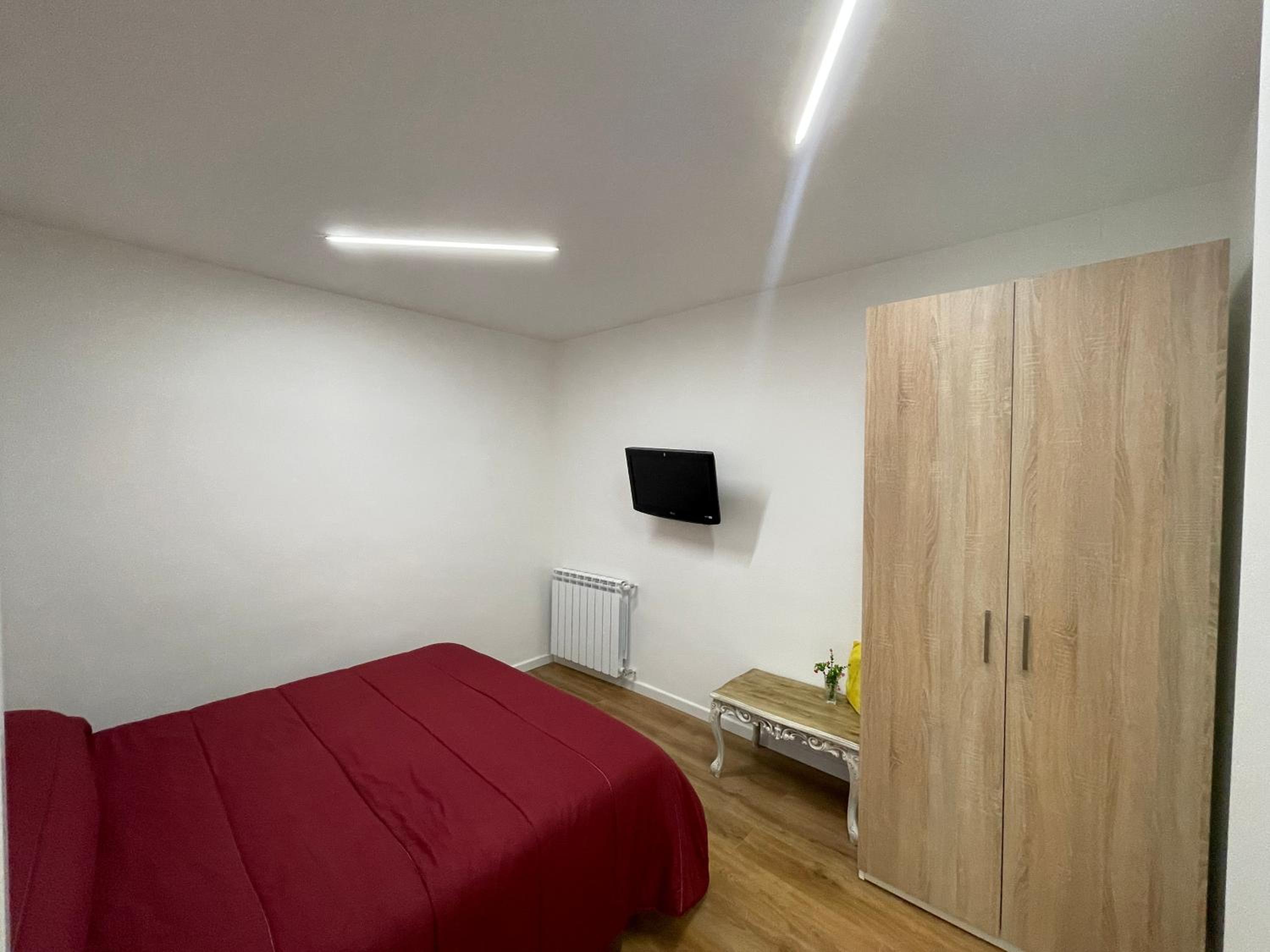 One-Bedroom Apartment photo 1
