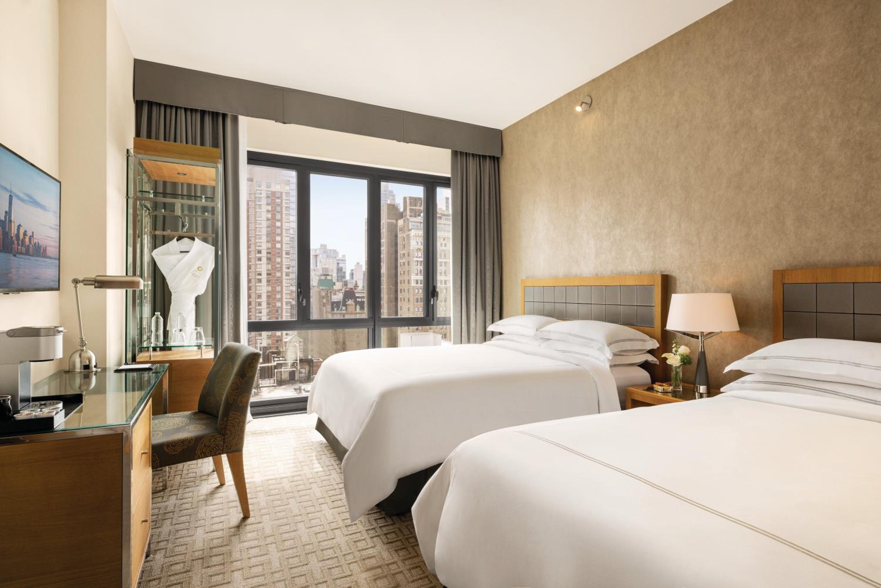 Executive Room with Two Queen Beds photo 2