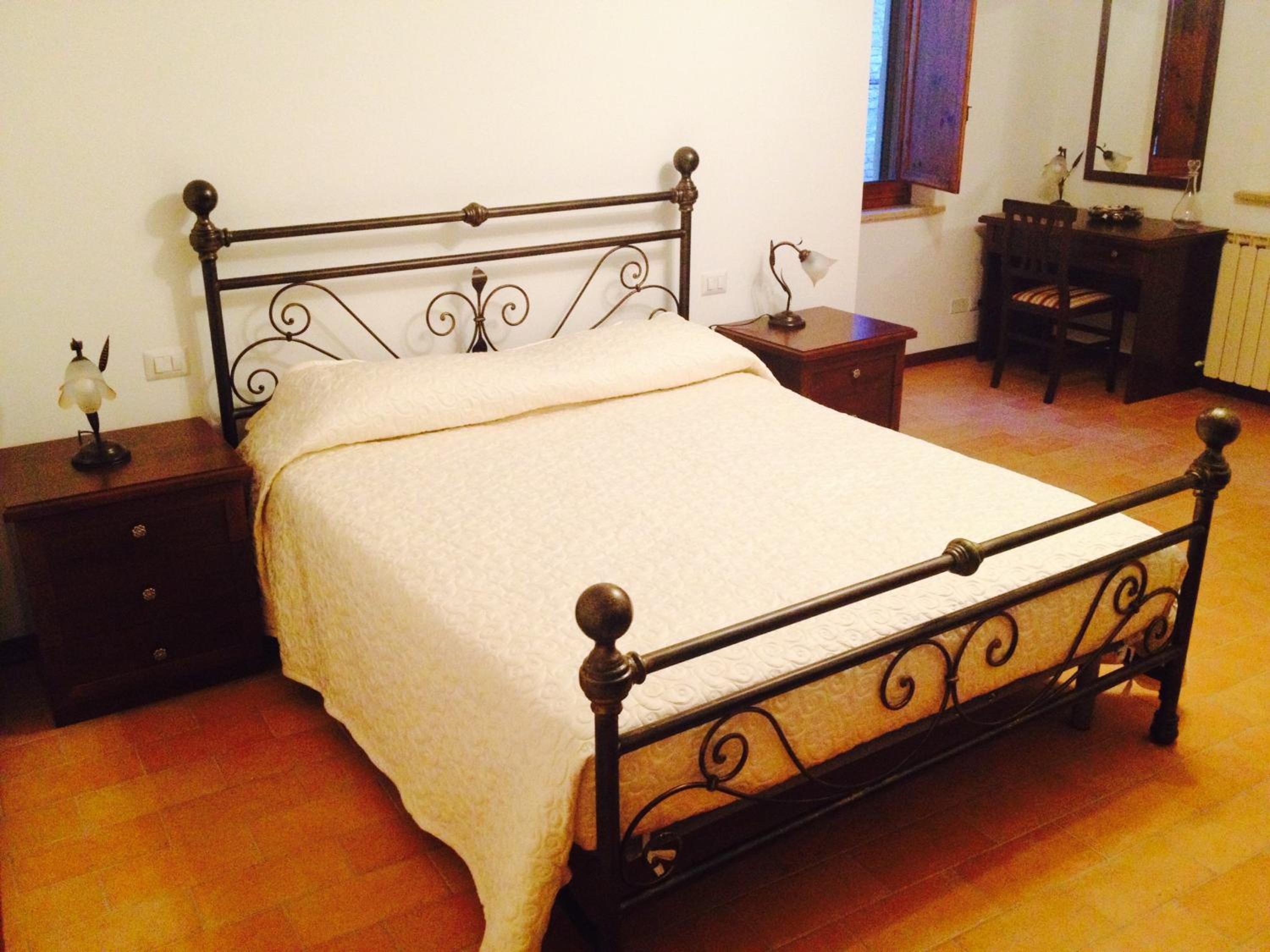 Double Room with Private Bathroom - Photo 13