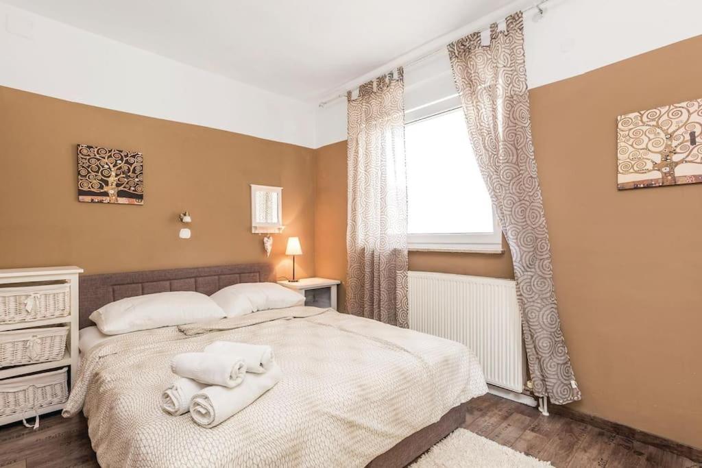 Three-Bedroom House photo 3
