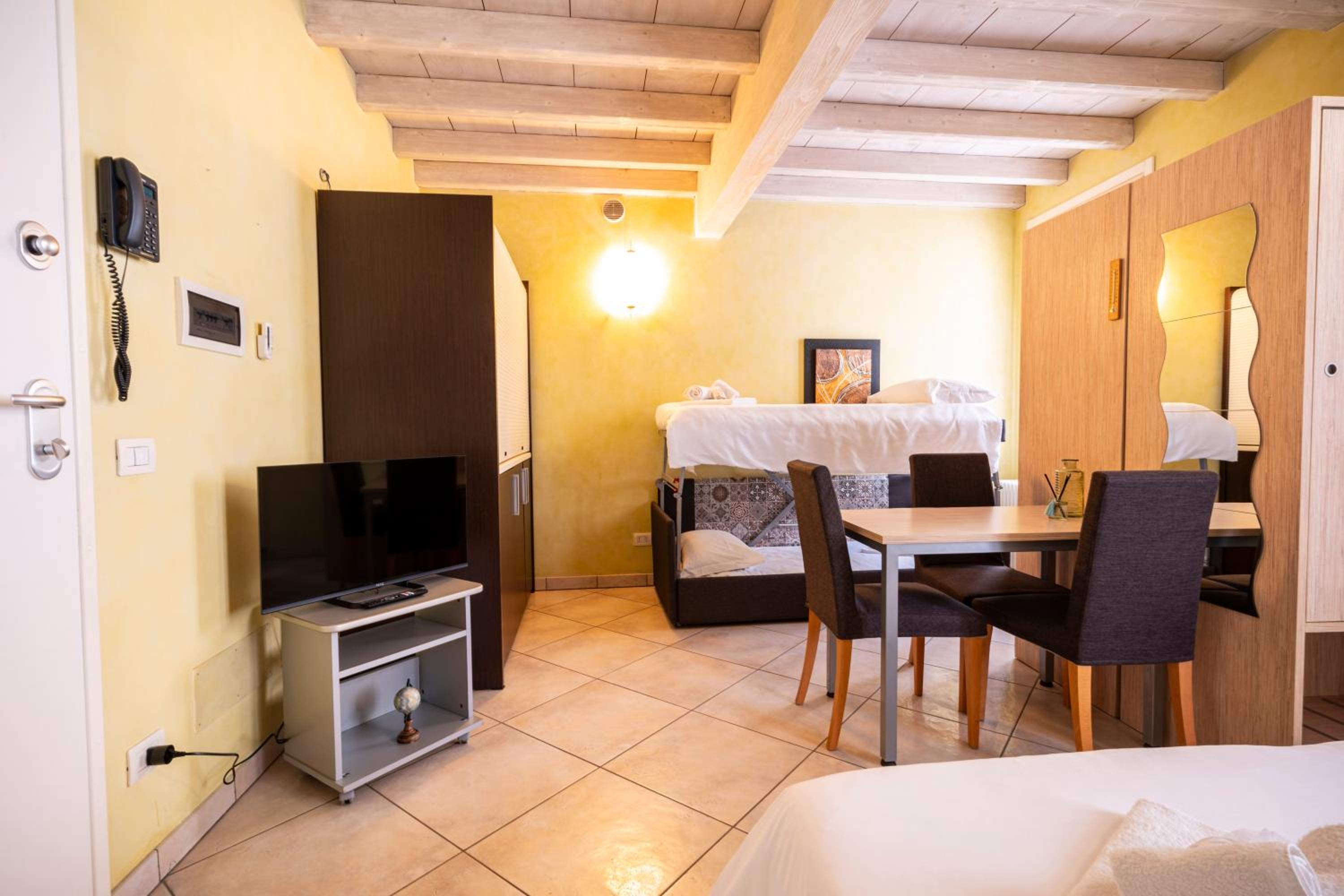 Classic Quadruple Room - Photo 6
