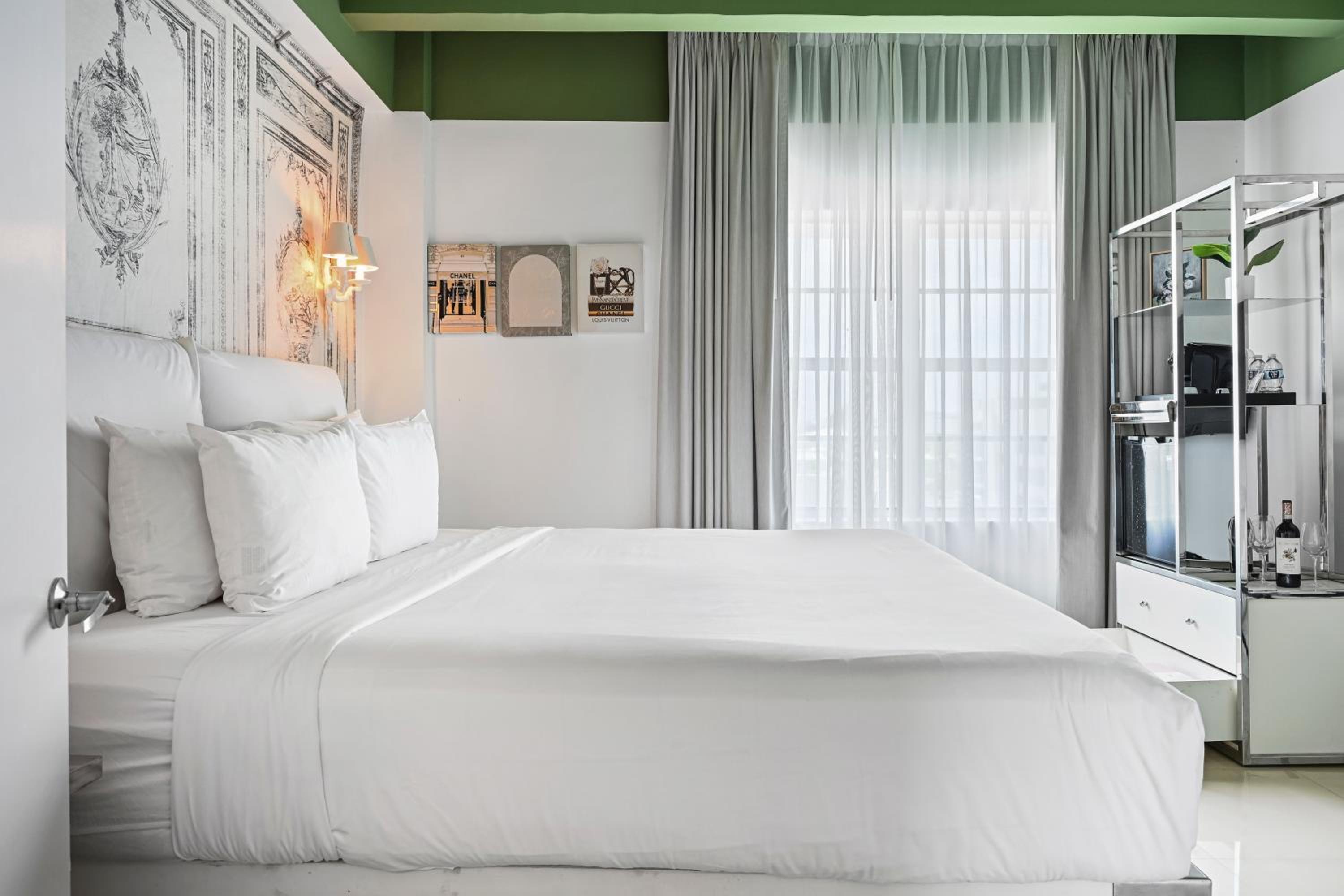 King Room with Roll-In Shower - Disability Access
