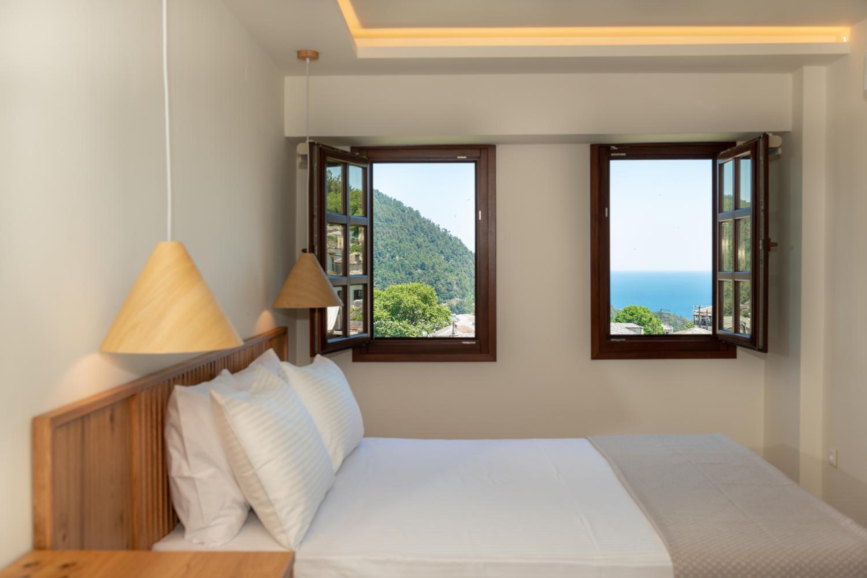Deluxe Double Room - Photo 9
