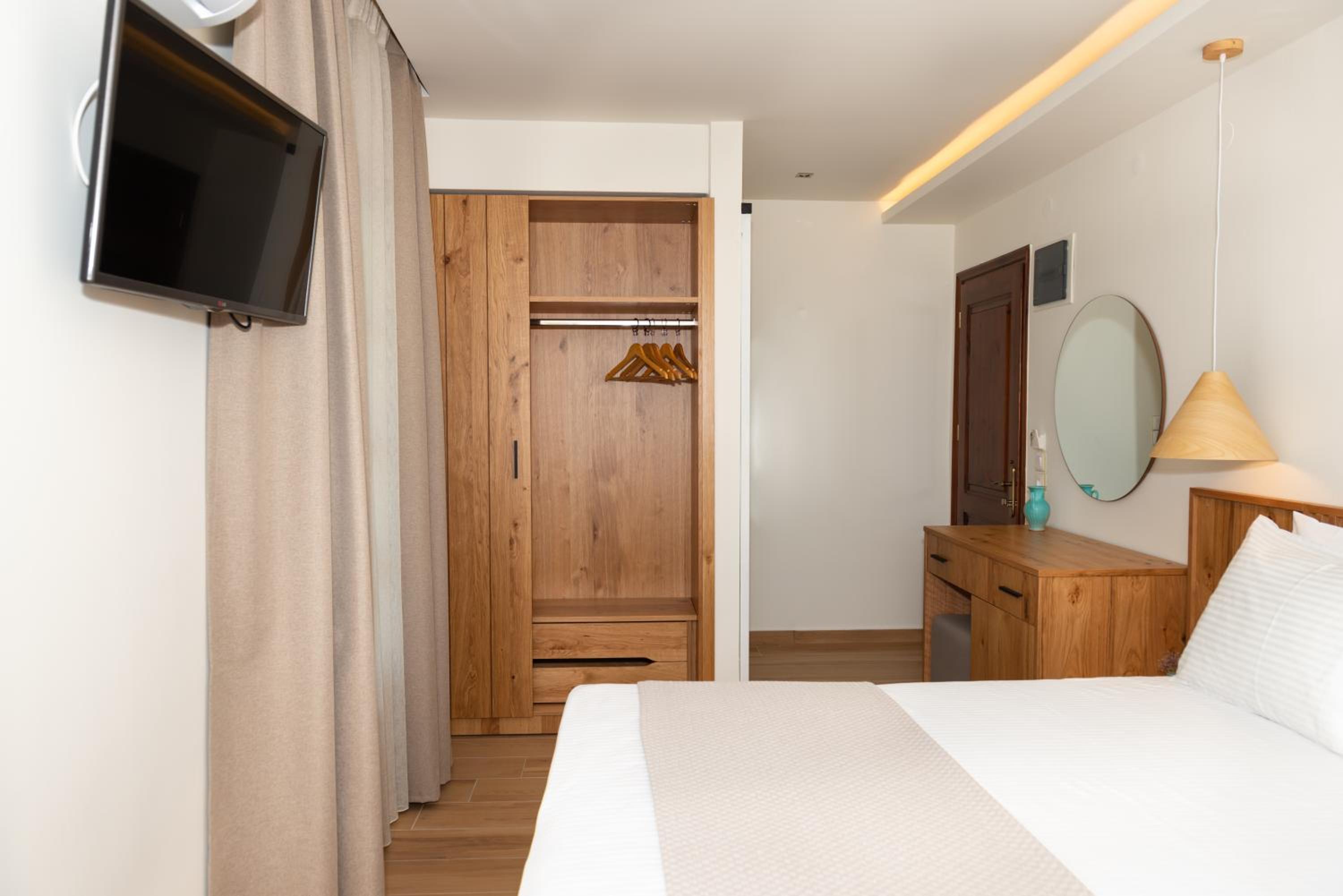 Deluxe Double Room - Photo 10