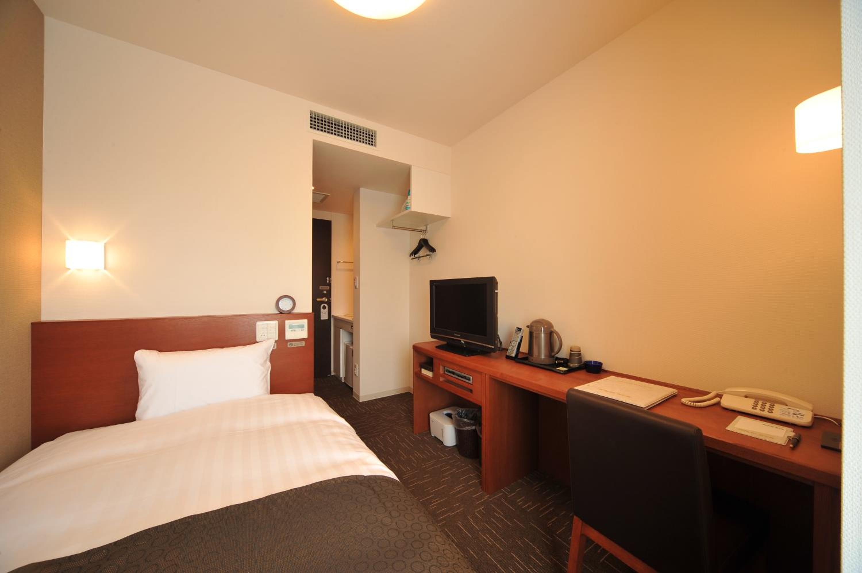 Economy Single Room - Smoking - Eco Plan(No Daily Cleaning) photo 2