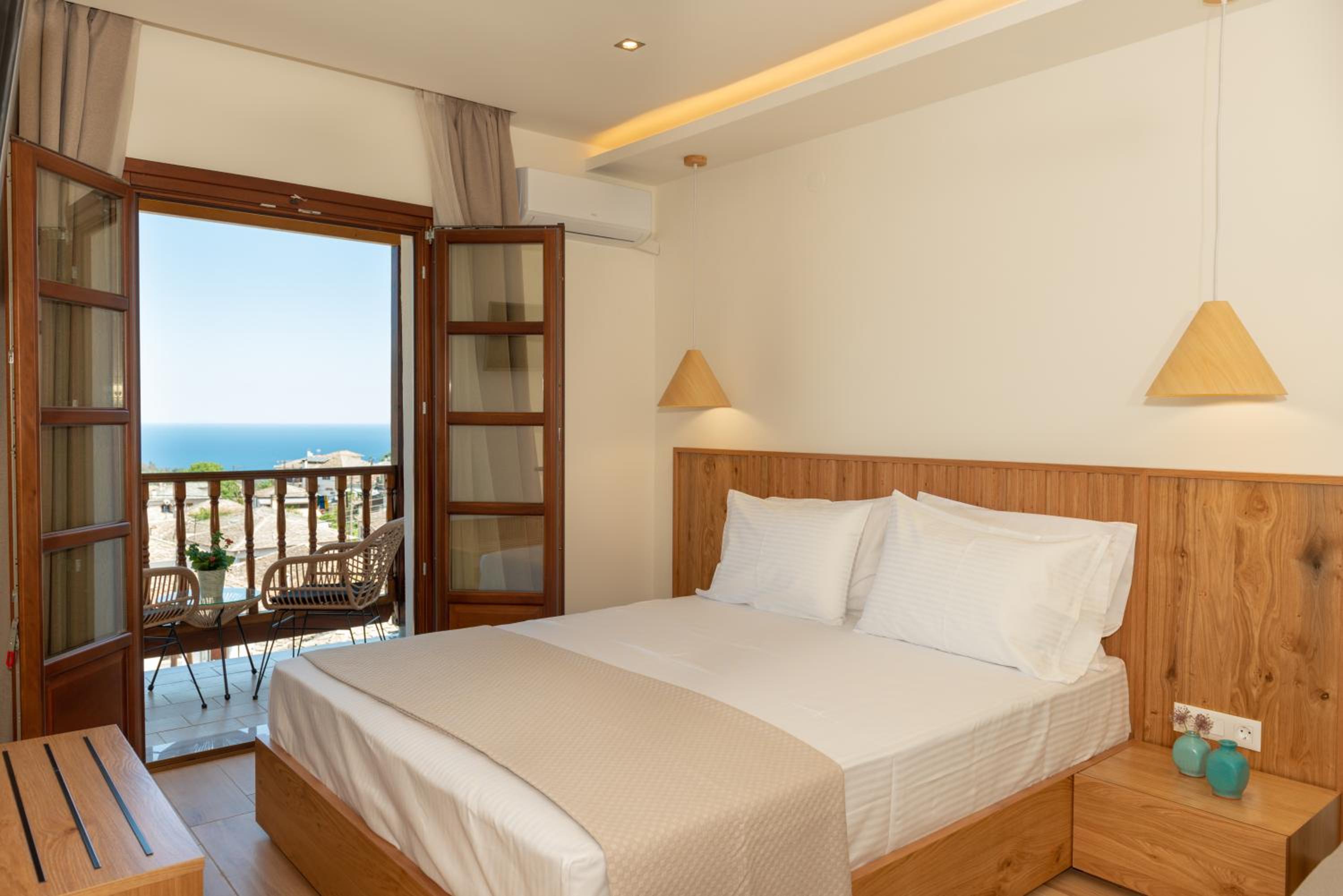 Deluxe Double Room - Photo 11
