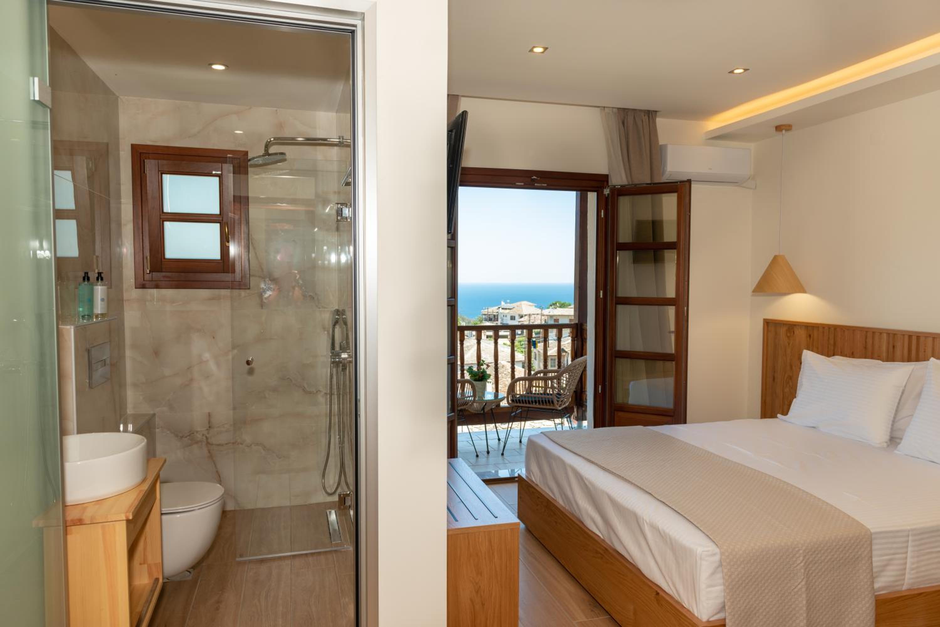 Deluxe Double Room - Photo 14