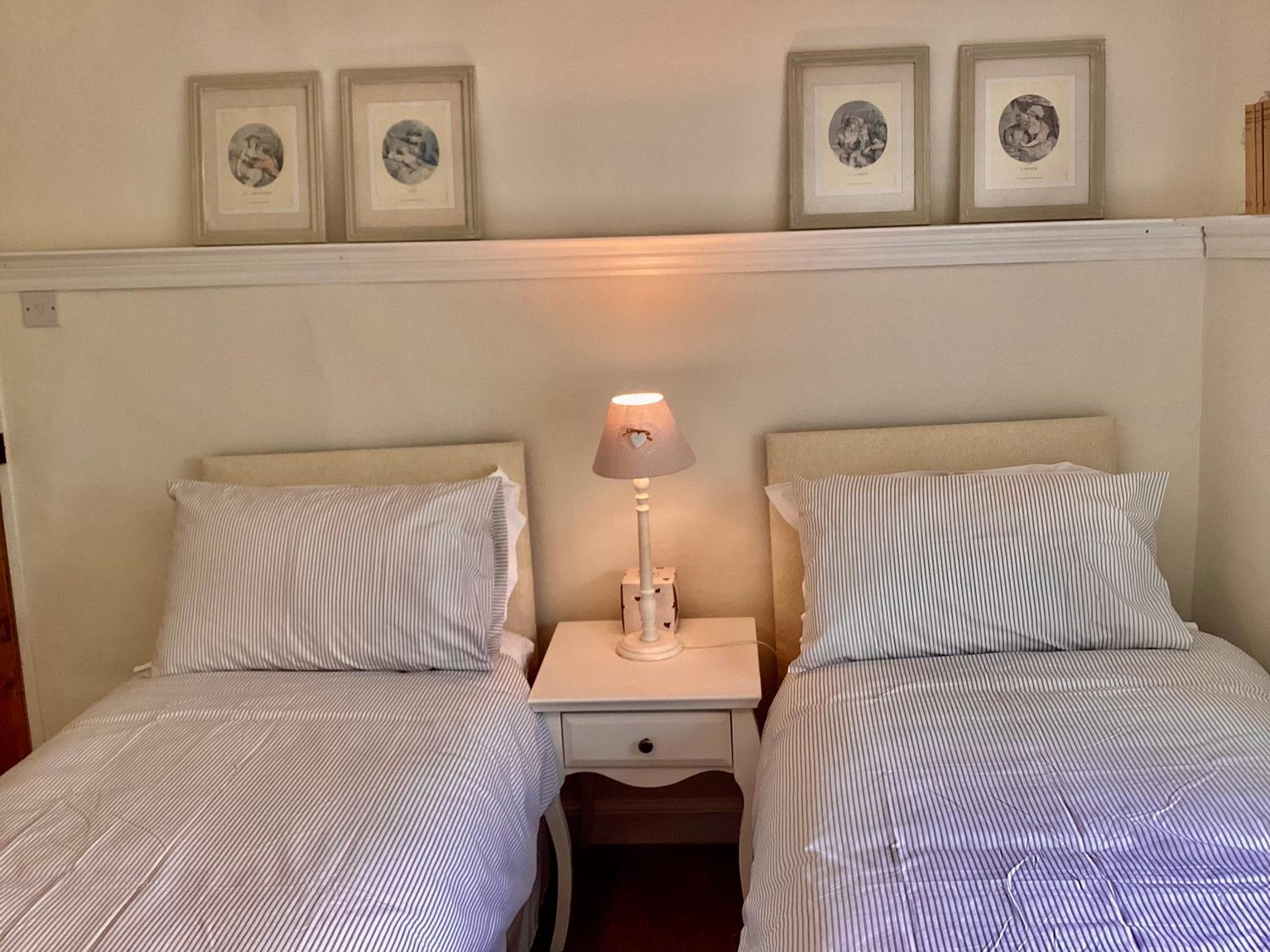 Standard Twin Room with Shared Bathroom photo 2
