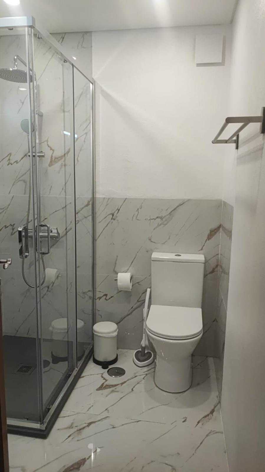 Double or Twin Room with Private Bathroom - Photo 4