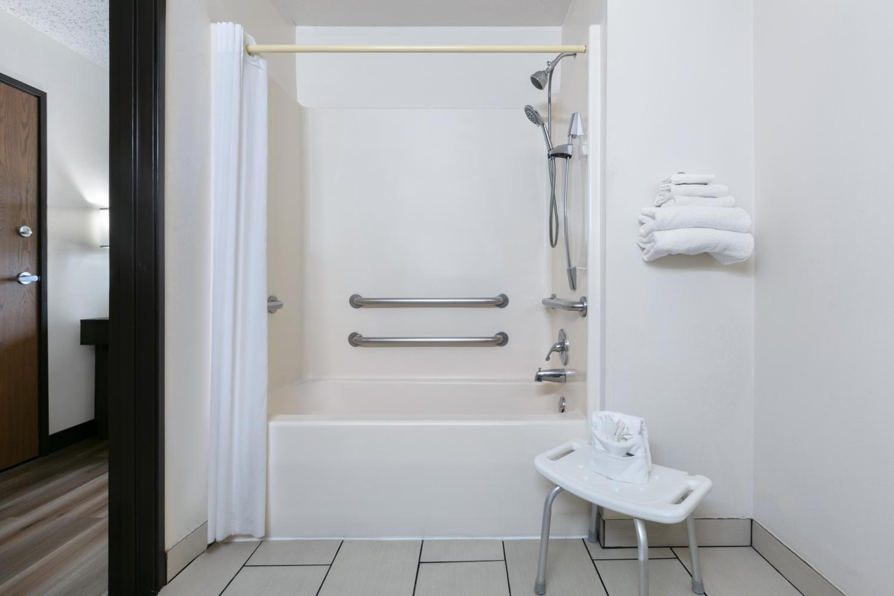 Queen Room with Bath Tub - Mobility/Hearing Accessible - Non-Smoking - Photo 2