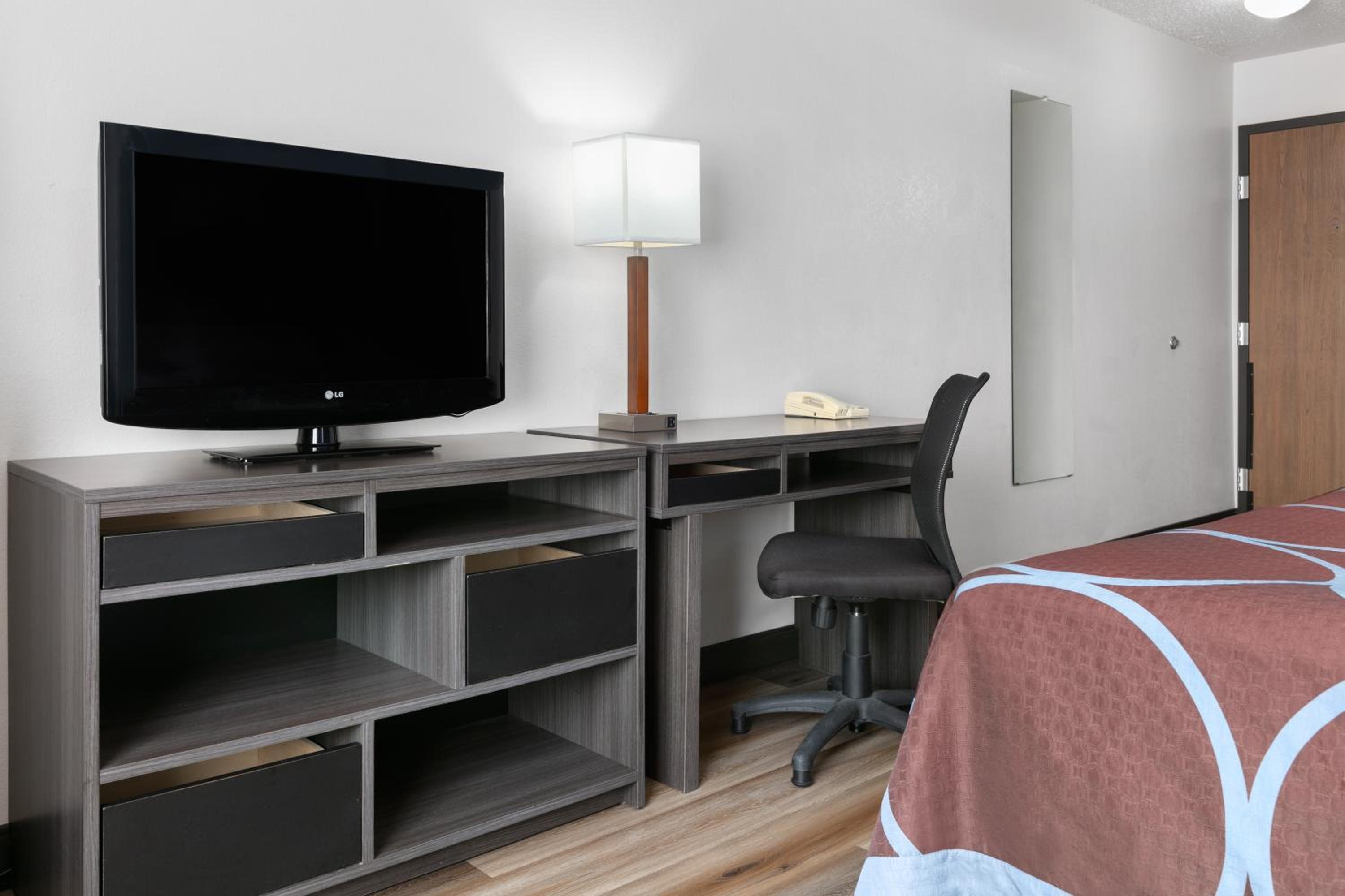 King Room with Roll-In Shower - Mobility/Hearing Accessible - Non-Smoking - Photo 3