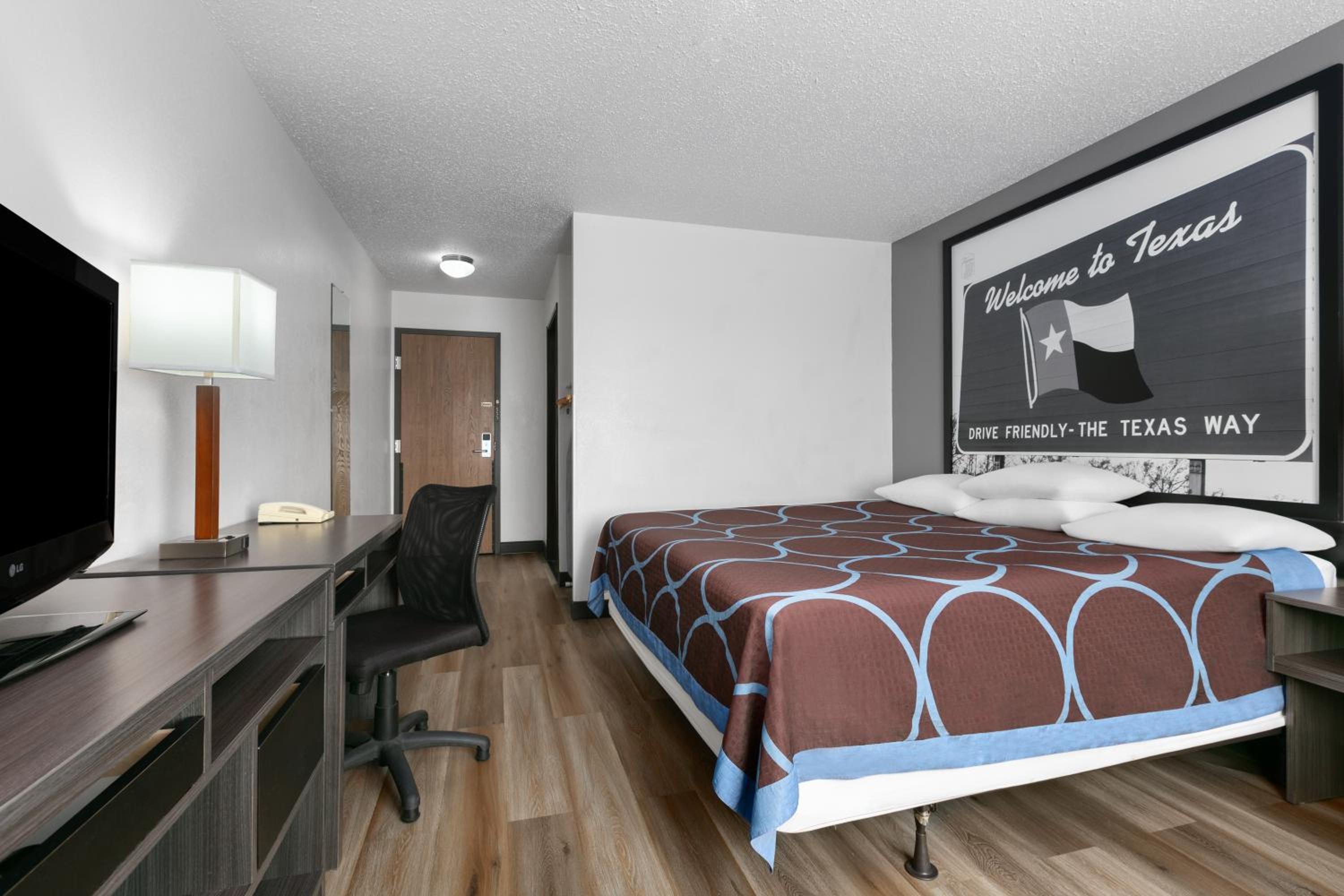 King Room with Roll-In Shower - Mobility/Hearing Accessible - Non-Smoking - Photo 2