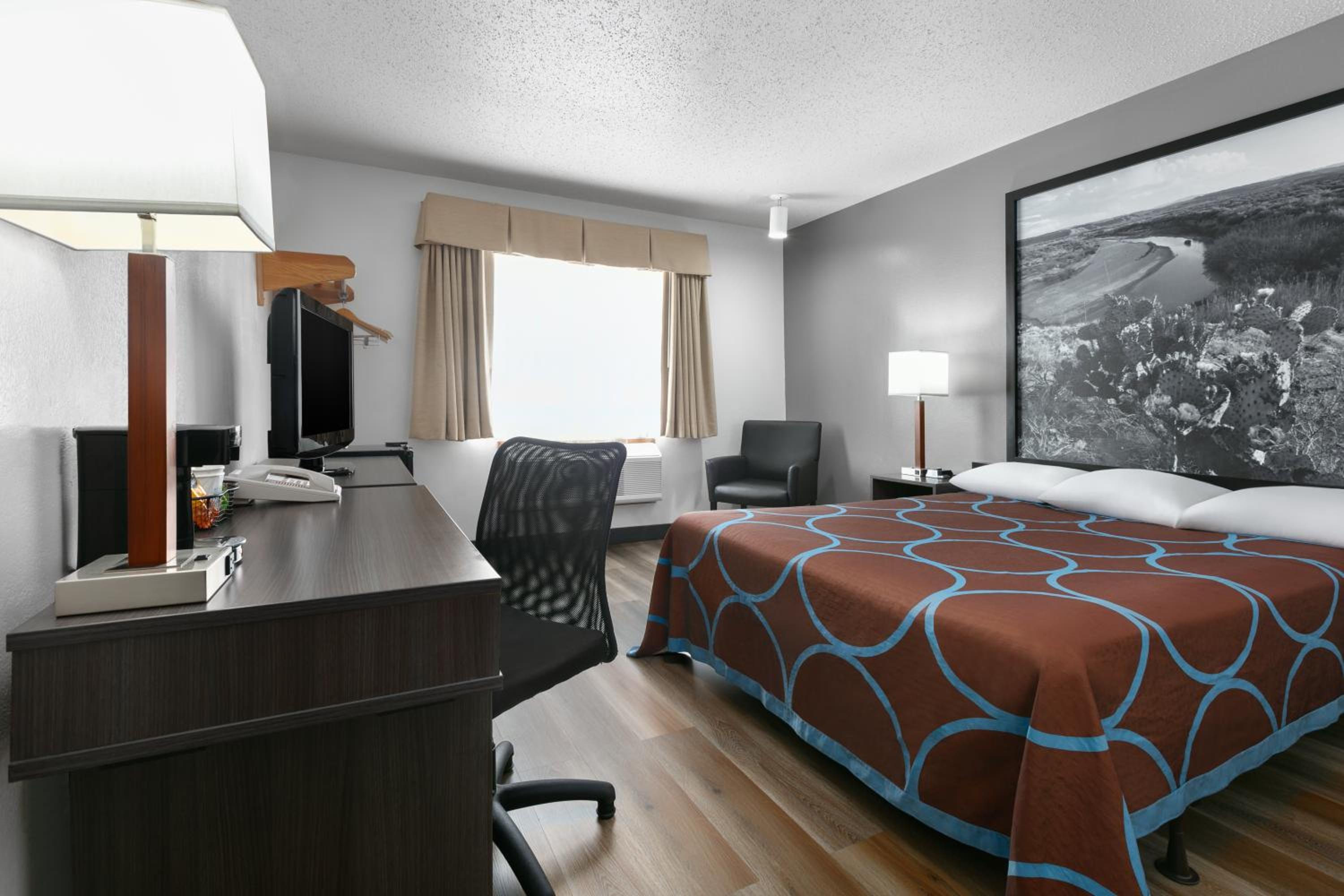 Queen Room - Non-Smoking - Photo 2