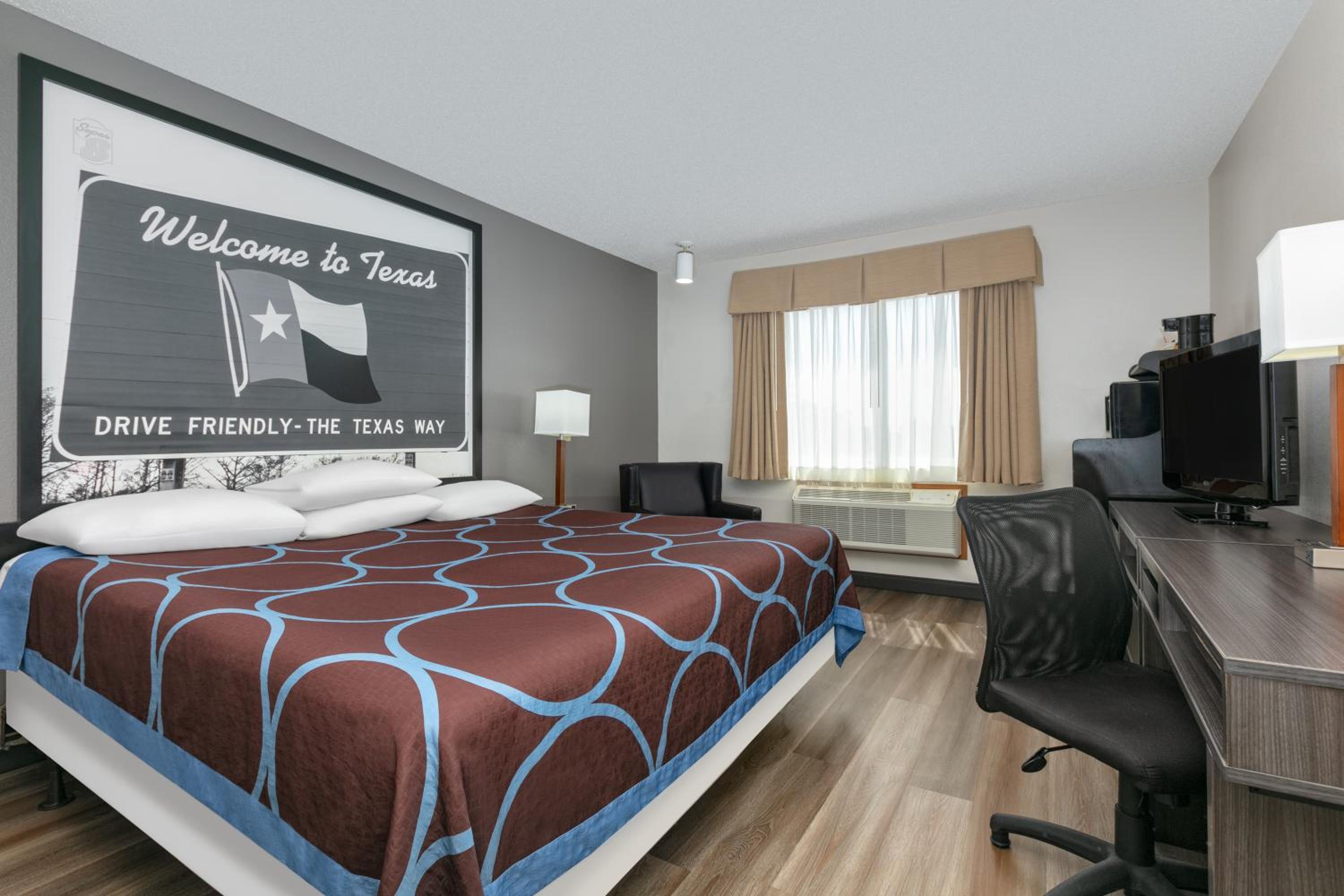 King Room with Roll-In Shower - Mobility/Hearing Accessible - Non-Smoking - Photo 5